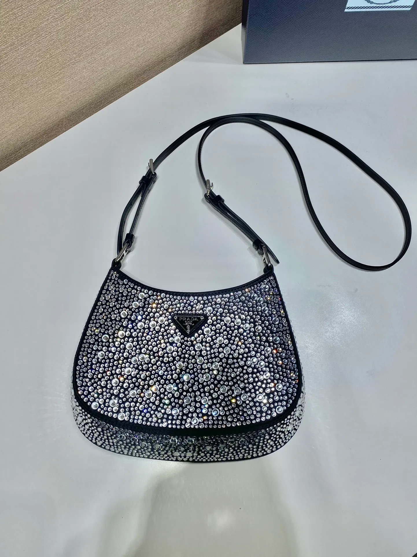 💰1300🎉Gypsophila Underarm Bag🎉1BC169 😘😘 This Cleo satin handbag is covered with sparkling imported crystals of different sizes. It has two adjustable and interchangeable cowhide shoulder straps for easy shoulder/cross-body design, giving it a refined charm. The retro curved silhouette is unique. This gypsophila underbelly bag appears to be more feminine, elegant and modern. So beautiful😘Everywhere you go, you will turn heads👏Hurry up and get it😘😘 Length 22x height 18.5x base 4.5cm👏👏👏🎉🎉🎉
