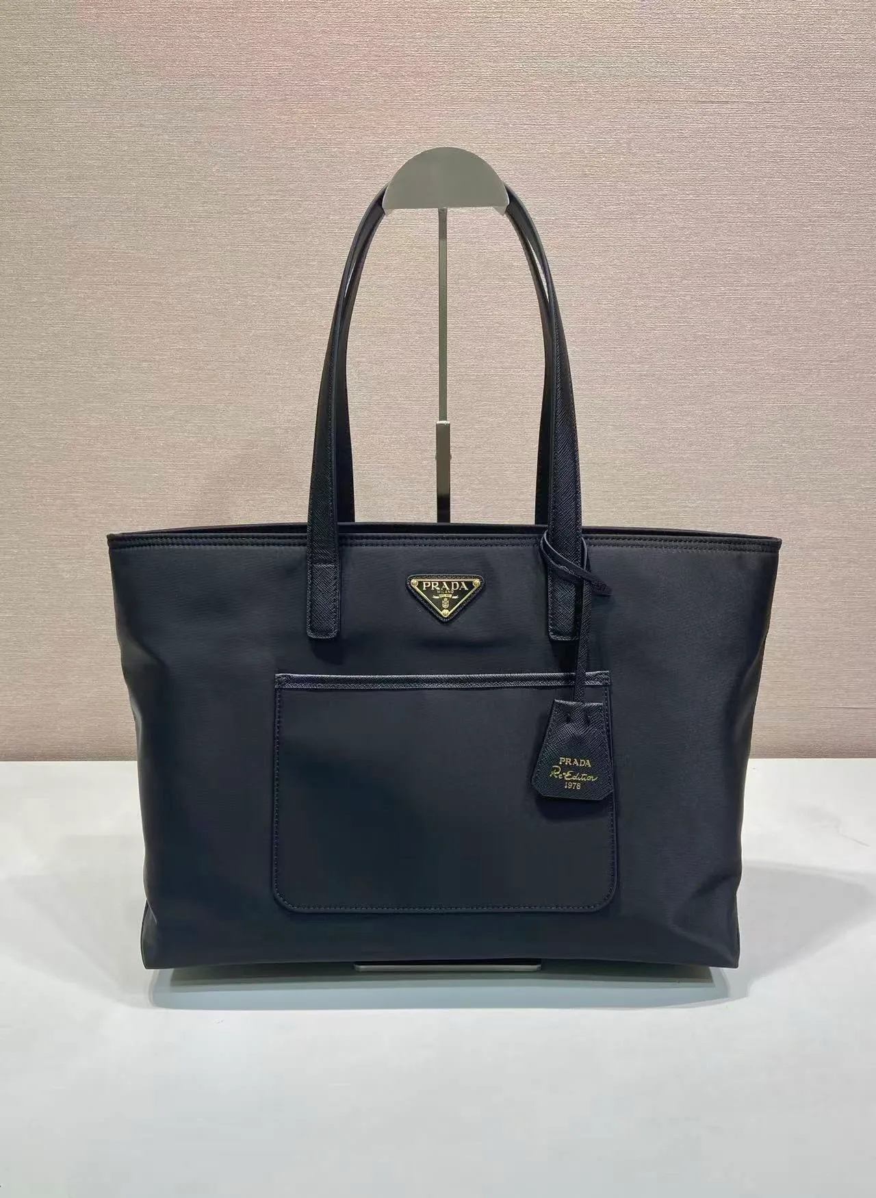 💰1060🎉New Tote Bag🎉1BG555 Small🎉🎉 This timeless tote bag is a reinterpretation of a classic design, showing a unique style with a refined and practical silhouette. It has simple lines and is made of regenerated nylon. It has an imported Saffiano leather handle and metal hardware accessories. It has 2 pockets inside and a large capacity. Get it now. Another popular style that will never go out of style🎉🎉 Length 35x Height 26x Bottom 15cm🎉🎉🎉💰💰💰