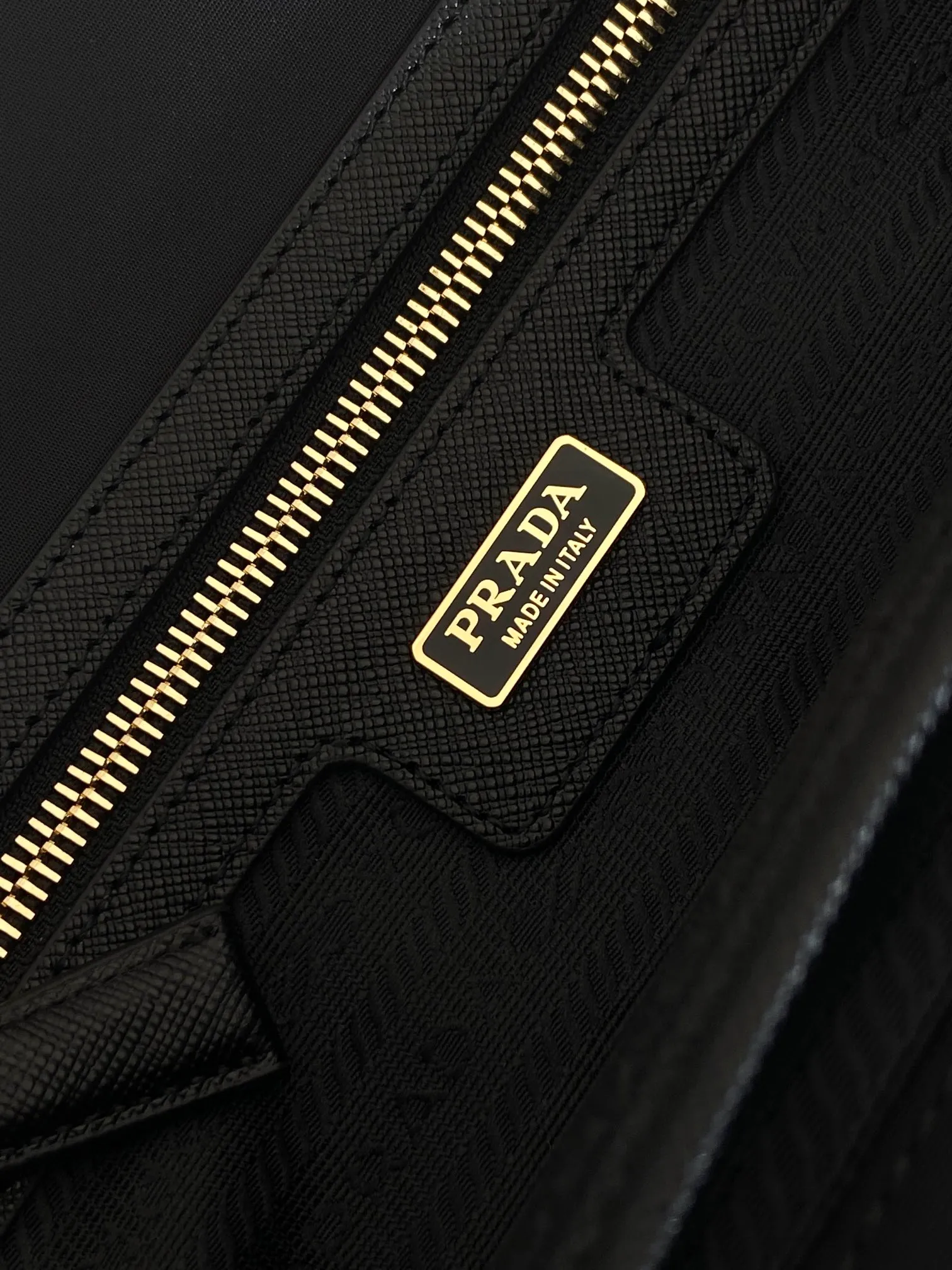 💰1060🎉New Tote Bag🎉1BG555 Small🎉🎉 This timeless tote bag is a reinterpretation of a classic design, showing a unique style with a refined and practical silhouette. It has simple lines and is made of regenerated nylon. It has an imported Saffiano leather handle and metal hardware accessories. It has 2 pockets inside and a large capacity. Get it now. Another popular style that will never go out of style🎉🎉 Length 35x Height 26x Bottom 15cm🎉🎉🎉💰💰💰
