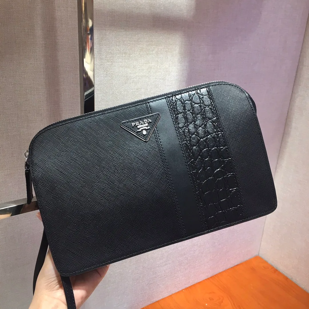 💰1060🎉New handbag🎉2VF056D men's bag, original item👍👍Made of imported Saffiano leather material, crocodile leather trim, top metal accessories, one zippered compartment, two inner pockets, one of which is zippered, six bank card slots, fabric lining, back handle, removable leather handle strap👍👍 This Saffiano leather men's handbag with crocodile leather trim makes it even more gorgeous and looks extra fashionable and elegant. Men, hurry up👏👏Length 26.5x Height 17x Bottom 5cm👏👏👏