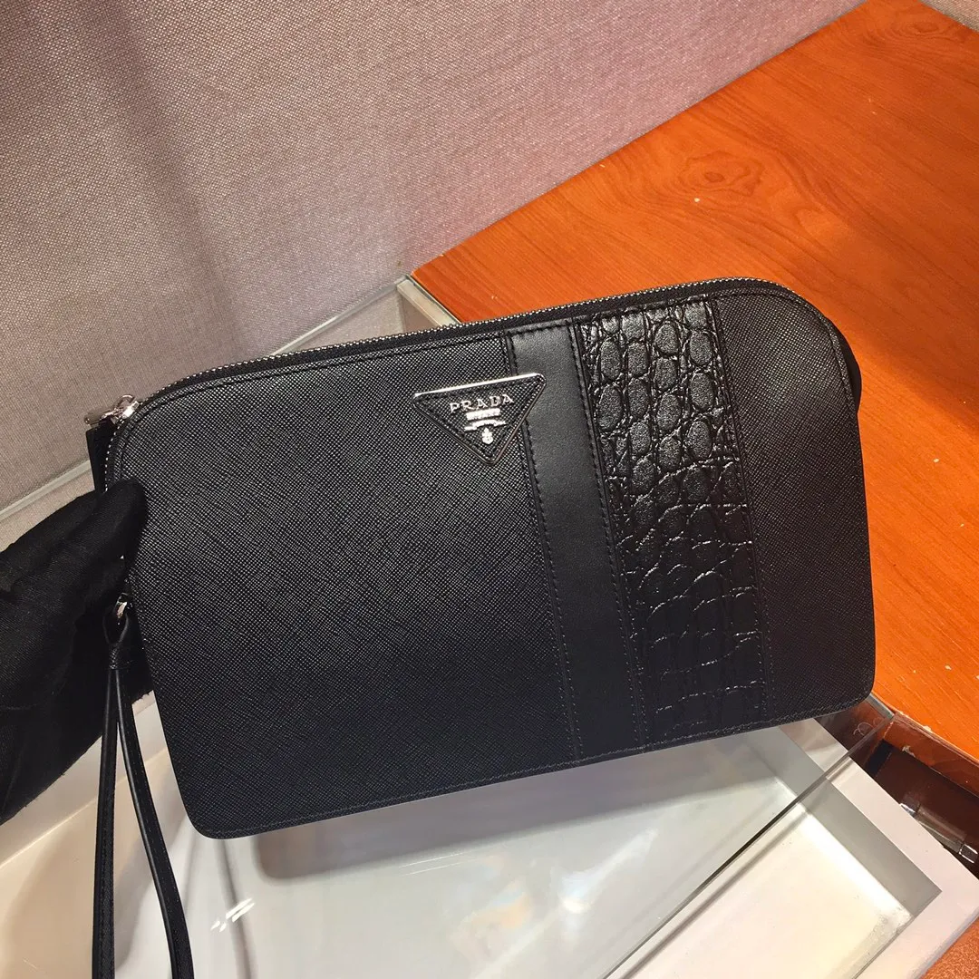 💰1060🎉New handbag🎉2VF056D men's bag, original item👍👍Made of imported Saffiano leather material, crocodile leather trim, top metal accessories, one zippered compartment, two inner pockets, one of which is zippered, six bank card slots, fabric lining, back handle, removable leather handle strap👍👍 This Saffiano leather men's handbag with crocodile leather trim makes it even more gorgeous and looks extra fashionable and elegant. Men, hurry up👏👏Length 26.5x Height 17x Bottom 5cm👏👏👏