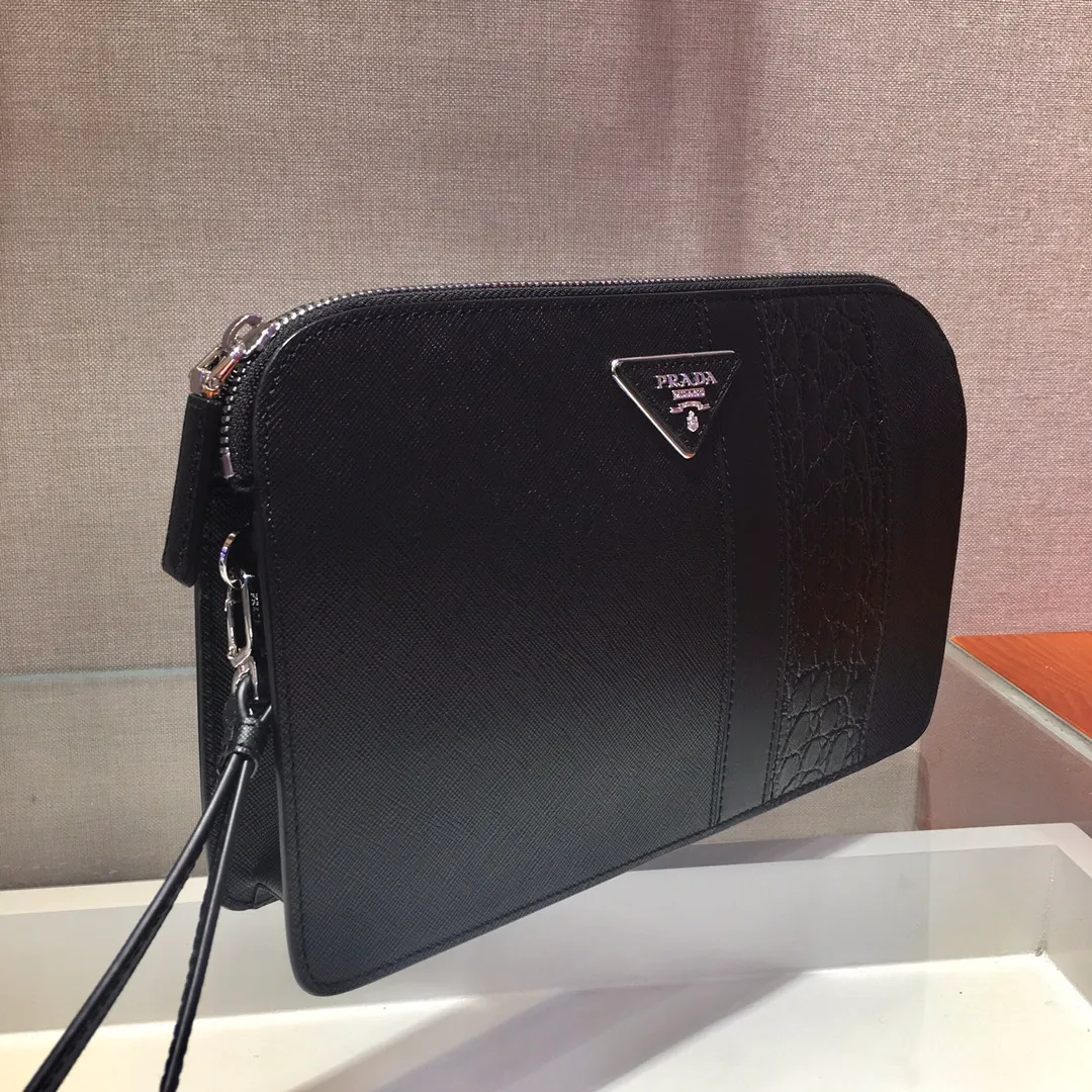 💰1060🎉New handbag🎉2VF056D men's bag, original item👍👍Made of imported Saffiano leather material, crocodile leather trim, top metal accessories, one zippered compartment, two inner pockets, one of which is zippered, six bank card slots, fabric lining, back handle, removable leather handle strap👍👍 This Saffiano leather men's handbag with crocodile leather trim makes it even more gorgeous and looks extra fashionable and elegant. Men, hurry up👏👏Length 26.5x Height 17x Bottom 5cm👏👏👏