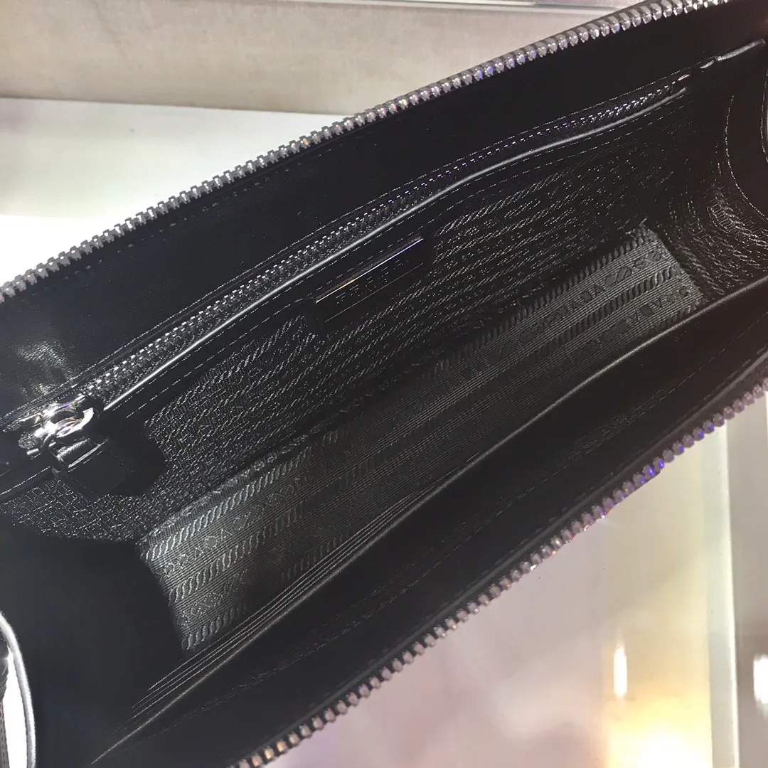 💰1060🎉New handbag🎉2VF056D men's bag, original item👍👍Made of imported Saffiano leather material, crocodile leather trim, top metal accessories, one zippered compartment, two inner pockets, one of which is zippered, six bank card slots, fabric lining, back handle, removable leather handle strap👍👍 This Saffiano leather men's handbag with crocodile leather trim makes it even more gorgeous and looks extra fashionable and elegant. Men, hurry up👏👏Length 26.5x Height 17x Bottom 5cm👏👏👏