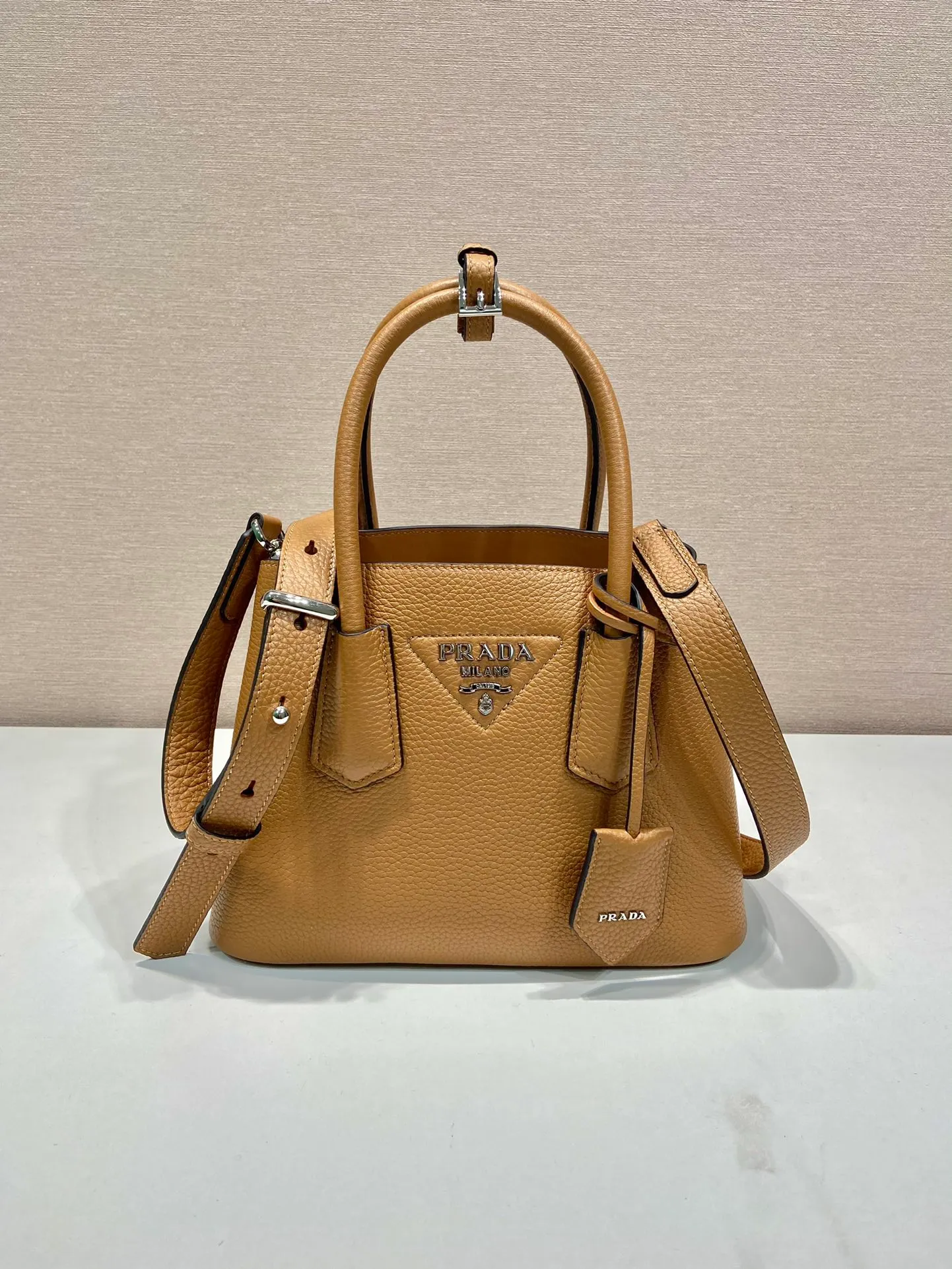 💰1900🎉New shopping bag🎉1BG443 deerskin pattern🎉🎉 This Double handbag is presented in a novel mini version, combining functionality and exquisite style. It is made of imported cowhide and deerskin texture new material, with imported lambskin inside. It feels super soft, top-grade hardware, and the detachable shoulder strap is suitable for shoulder or cross-body wear. Simple and elegant, if you like babies, hurry up and get it🎉🎉 Length 25x Height 18.5x Bottom 12.5cm🎉🎉🎉👏👏👏