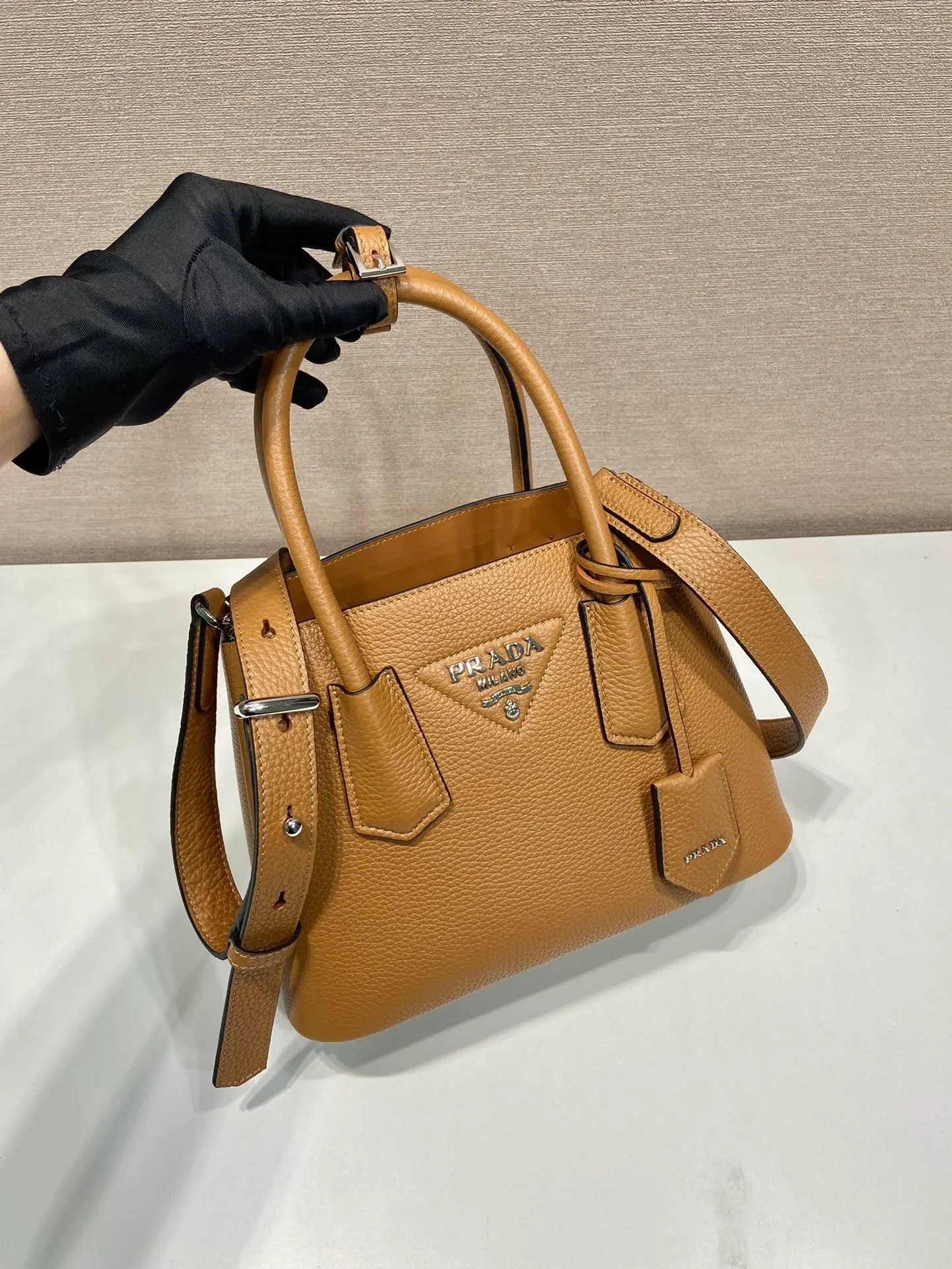 💰1900🎉New shopping bag🎉1BG443 deerskin pattern🎉🎉 This Double handbag is presented in a novel mini version, combining functionality and exquisite style. It is made of imported cowhide and deerskin texture new material, with imported lambskin inside. It feels super soft, top-grade hardware, and the detachable shoulder strap is suitable for shoulder or cross-body wear. Simple and elegant, if you like babies, hurry up and get it🎉🎉 Length 25x Height 18.5x Bottom 12.5cm🎉🎉🎉👏👏👏
