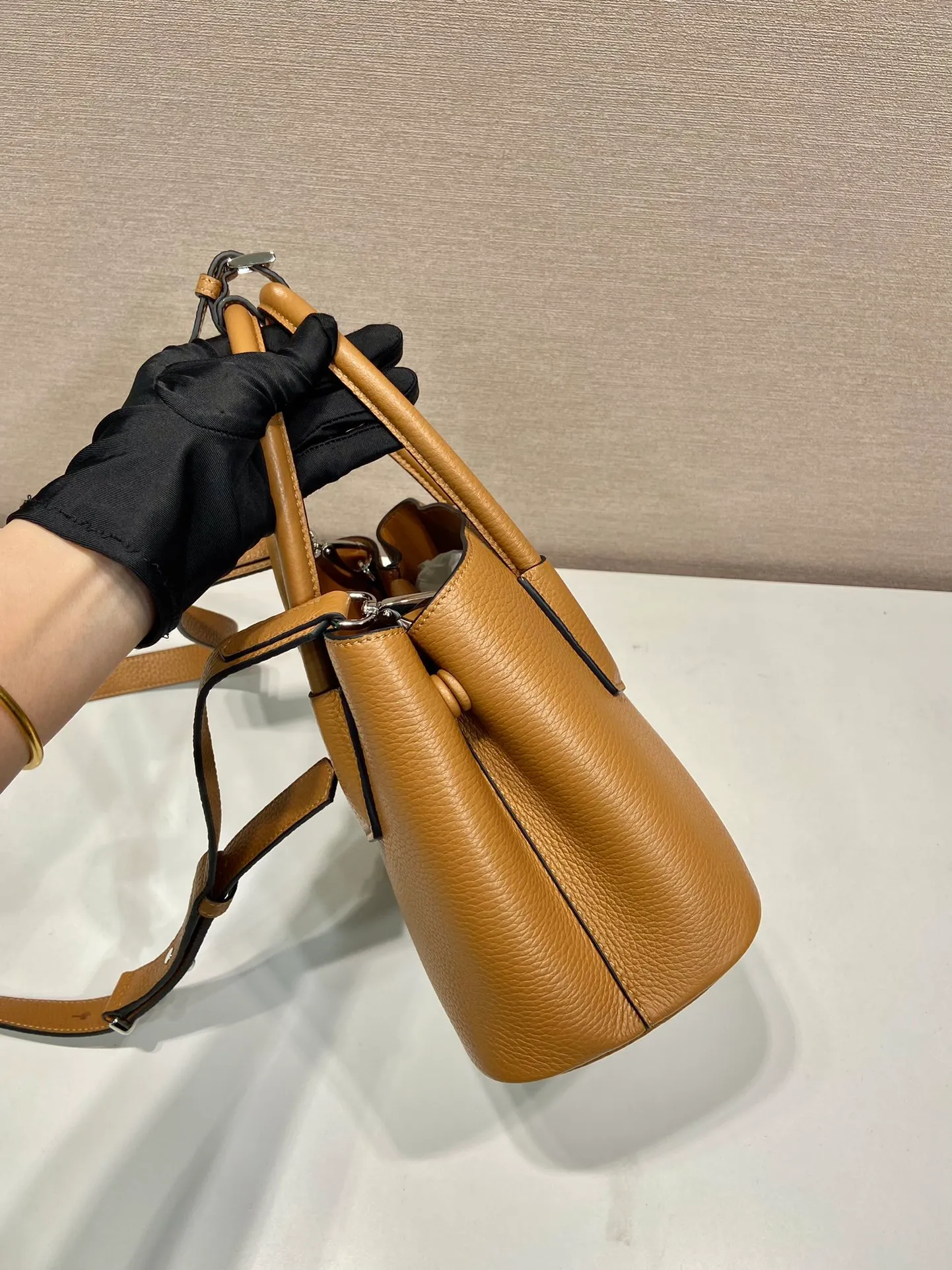 💰1900🎉New shopping bag🎉1BG443 deerskin pattern🎉🎉 This Double handbag is presented in a novel mini version, combining functionality and exquisite style. It is made of imported cowhide and deerskin texture new material, with imported lambskin inside. It feels super soft, top-grade hardware, and the detachable shoulder strap is suitable for shoulder or cross-body wear. Simple and elegant, if you like babies, hurry up and get it🎉🎉 Length 25x Height 18.5x Bottom 12.5cm🎉🎉🎉👏👏👏