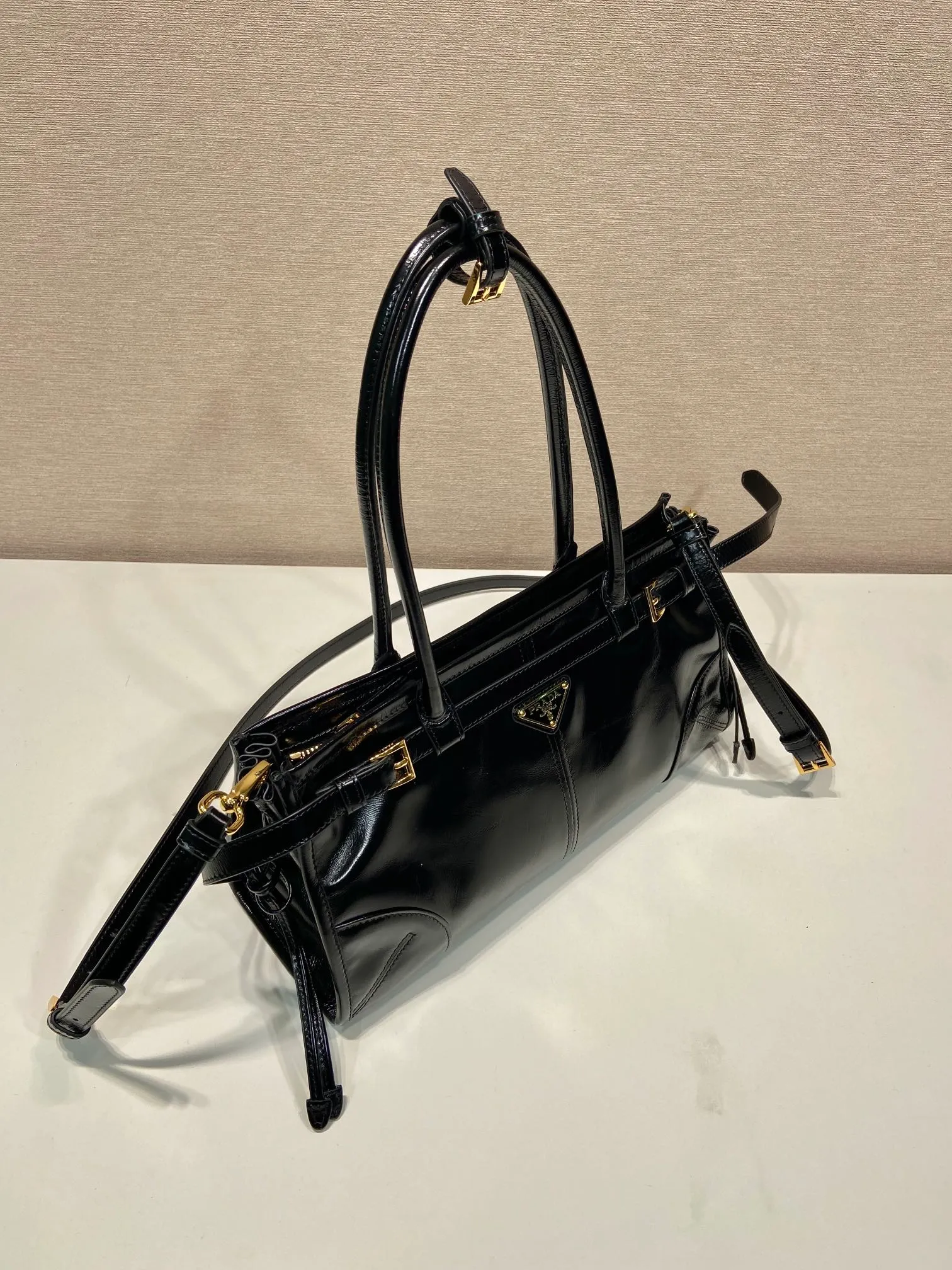 💰1840🎉LusSolf oil wax leather🎉1BA426 small size🎉🎉 This portable crossbody bag is made of imported oil wax leather. The shiny color exudes a classic atmosphere. It is equipped with a detachable and adjustable long shoulder strap, which is convenient for different occasions. It has a very large capacity and is easy to use. It is definitely a must-have for fashionistas. Hurry up and take this retro style handbag home! Length 32x Height 15.5x Bottom 12cm🎉🎉🎉👏👏👏