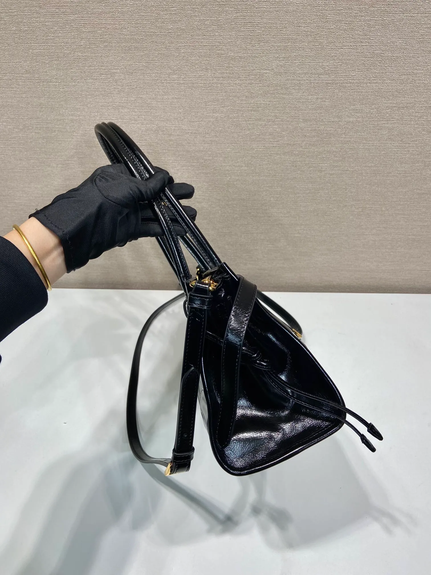 💰1840🎉LusSolf oil wax leather🎉1BA426 small size🎉🎉 This portable crossbody bag is made of imported oil wax leather. The shiny color exudes a classic atmosphere. It is equipped with a detachable and adjustable long shoulder strap, which is convenient for different occasions. It has a very large capacity and is easy to use. It is definitely a must-have for fashionistas. Hurry up and take this retro style handbag home! Length 32x Height 15.5x Bottom 12cm🎉🎉🎉👏👏👏
