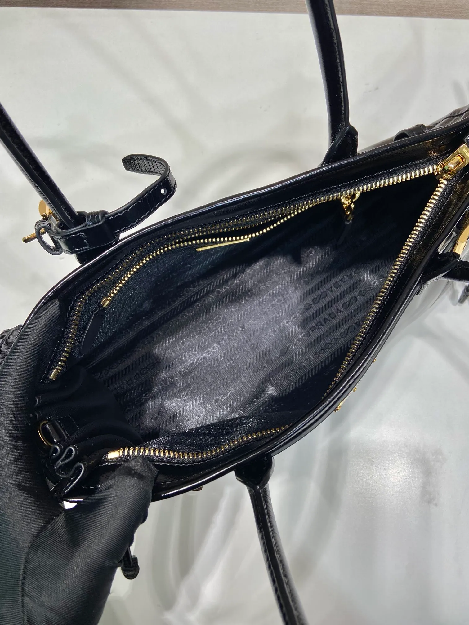 💰1840🎉LusSolf oil wax leather🎉1BA426 small size🎉🎉 This portable crossbody bag is made of imported oil wax leather. The shiny color exudes a classic atmosphere. It is equipped with a detachable and adjustable long shoulder strap, which is convenient for different occasions. It has a very large capacity and is easy to use. It is definitely a must-have for fashionistas. Hurry up and take this retro style handbag home! Length 32x Height 15.5x Bottom 12cm🎉🎉🎉👏👏👏