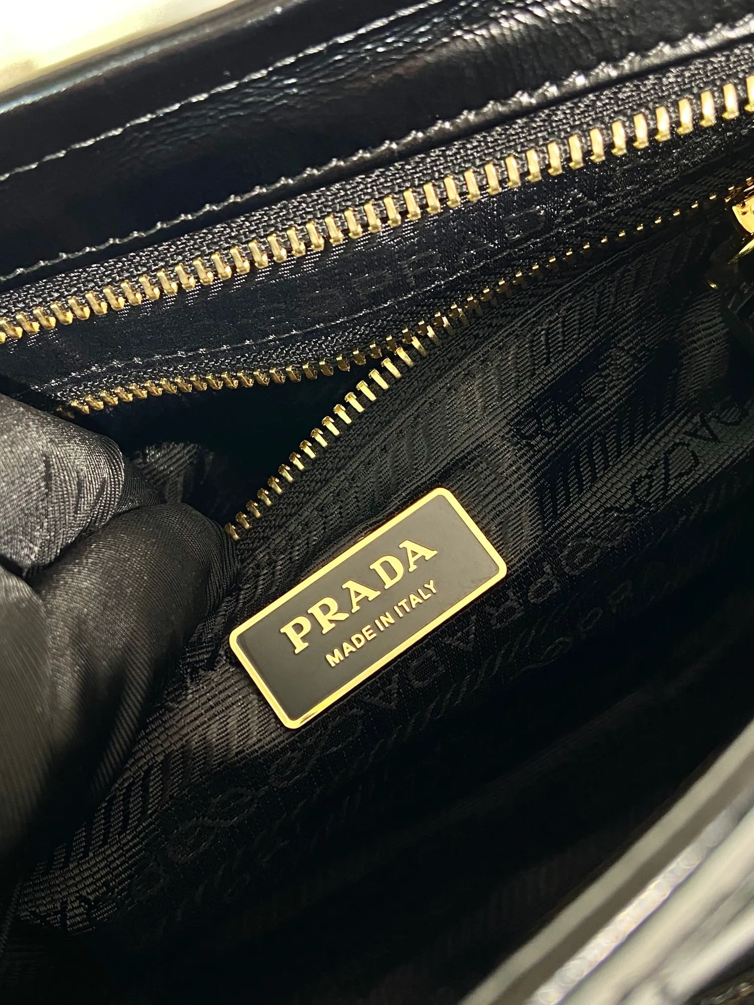 💰1840🎉LusSolf oil wax leather🎉1BA426 small size🎉🎉 This portable crossbody bag is made of imported oil wax leather. The shiny color exudes a classic atmosphere. It is equipped with a detachable and adjustable long shoulder strap, which is convenient for different occasions. It has a very large capacity and is easy to use. It is definitely a must-have for fashionistas. Hurry up and take this retro style handbag home! Length 32x Height 15.5x Bottom 12cm🎉🎉🎉👏👏👏
