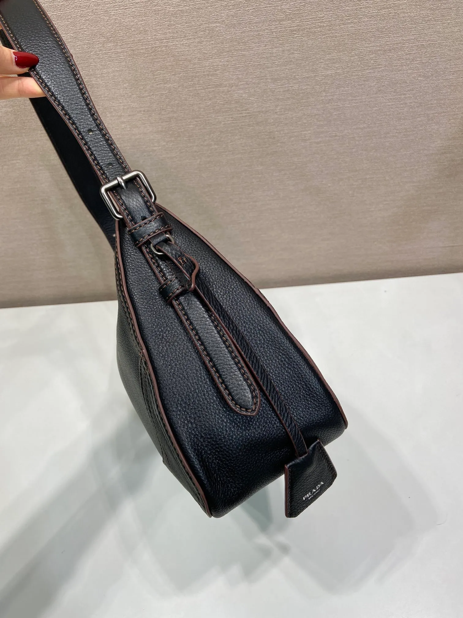 💰1760🎉New🎉1BC280🎉🎉 This new interpretation of the iconic Aimée bag celebrates the P family’s heritage with a design reminiscent of a travel theme. The unique hobo silhouette adds a new element, as the leather is richly textured and exhibits fine, irregular textures for a natural and refined effect. Reinforced corners inspired by travel bags highlight the craftsmanship and timeless character of this style. Detachable keychain/hot tag with large capacity and a popular style that will never go out of style🎉🎉Babies, hurry up and get it🎉🎉 Length 36x Height 20x Bottom 11cm🎉🎉💰💰💰