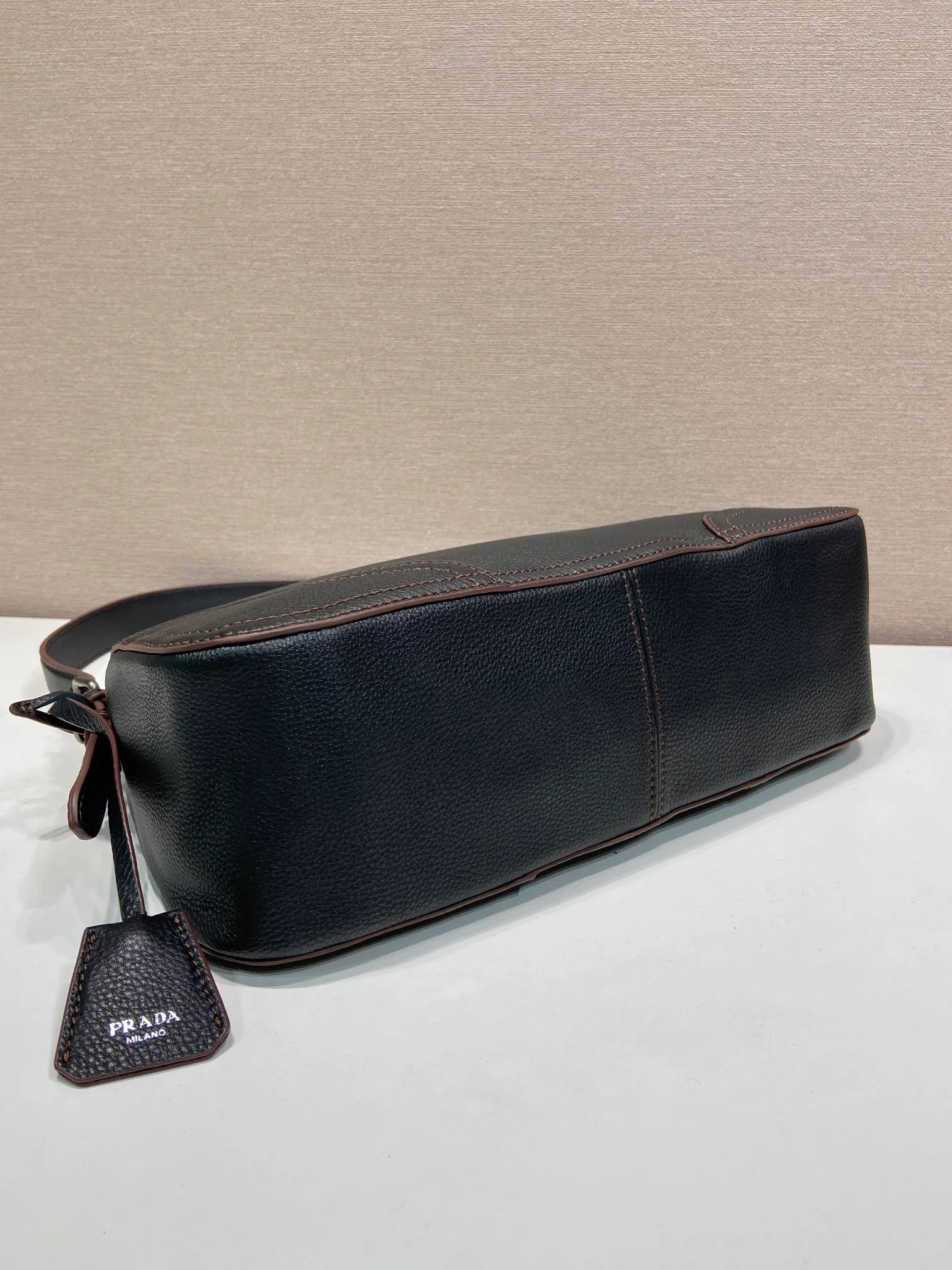 💰1760🎉New🎉1BC280🎉🎉 This new interpretation of the iconic Aimée bag celebrates the P family’s heritage with a design reminiscent of a travel theme. The unique hobo silhouette adds a new element, as the leather is richly textured and exhibits fine, irregular textures for a natural and refined effect. Reinforced corners inspired by travel bags highlight the craftsmanship and timeless character of this style. Detachable keychain/hot tag with large capacity and a popular style that will never go out of style🎉🎉Babies, hurry up and get it🎉🎉 Length 36x Height 20x Bottom 11cm🎉🎉💰💰💰