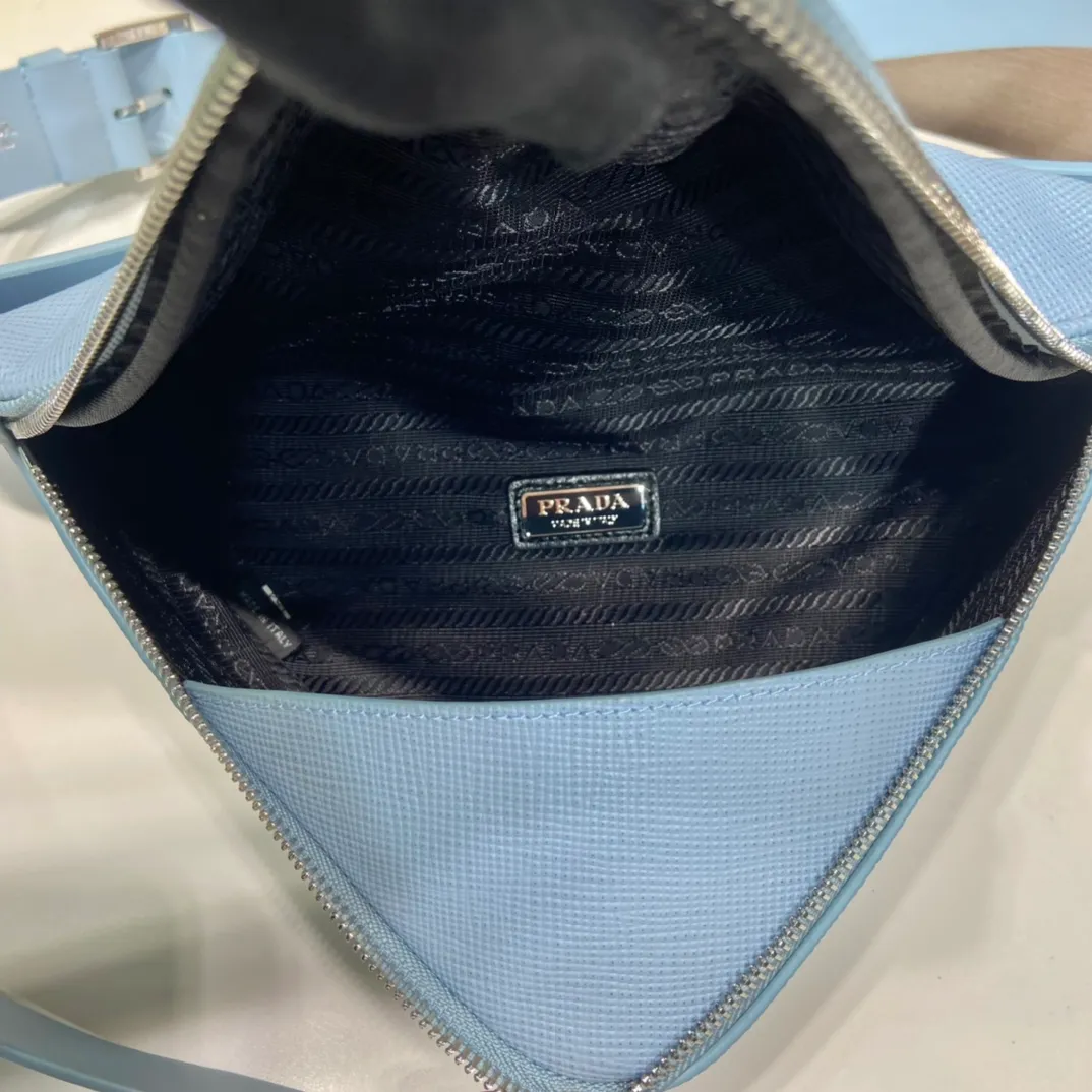 💰1520🎉Belt triangle bag🎉2VL039🎉🎉 This triangle bag is composed of a leather belt, using imported cross-grain cowhide and imported calfskin, showing a distinctive style. What I love most is that after the leather belt is detached, it can be matched with a variety of different clothes. The waist bag can be used as a clutch. Waist bag/crossbody/clutch/shoulder bag. It’s so perfect, hurry up and get it, babies 🎉🎉👏👏 Triangular bag size: length 25x height 14x bottom 9cm Belt size: total length 138cm