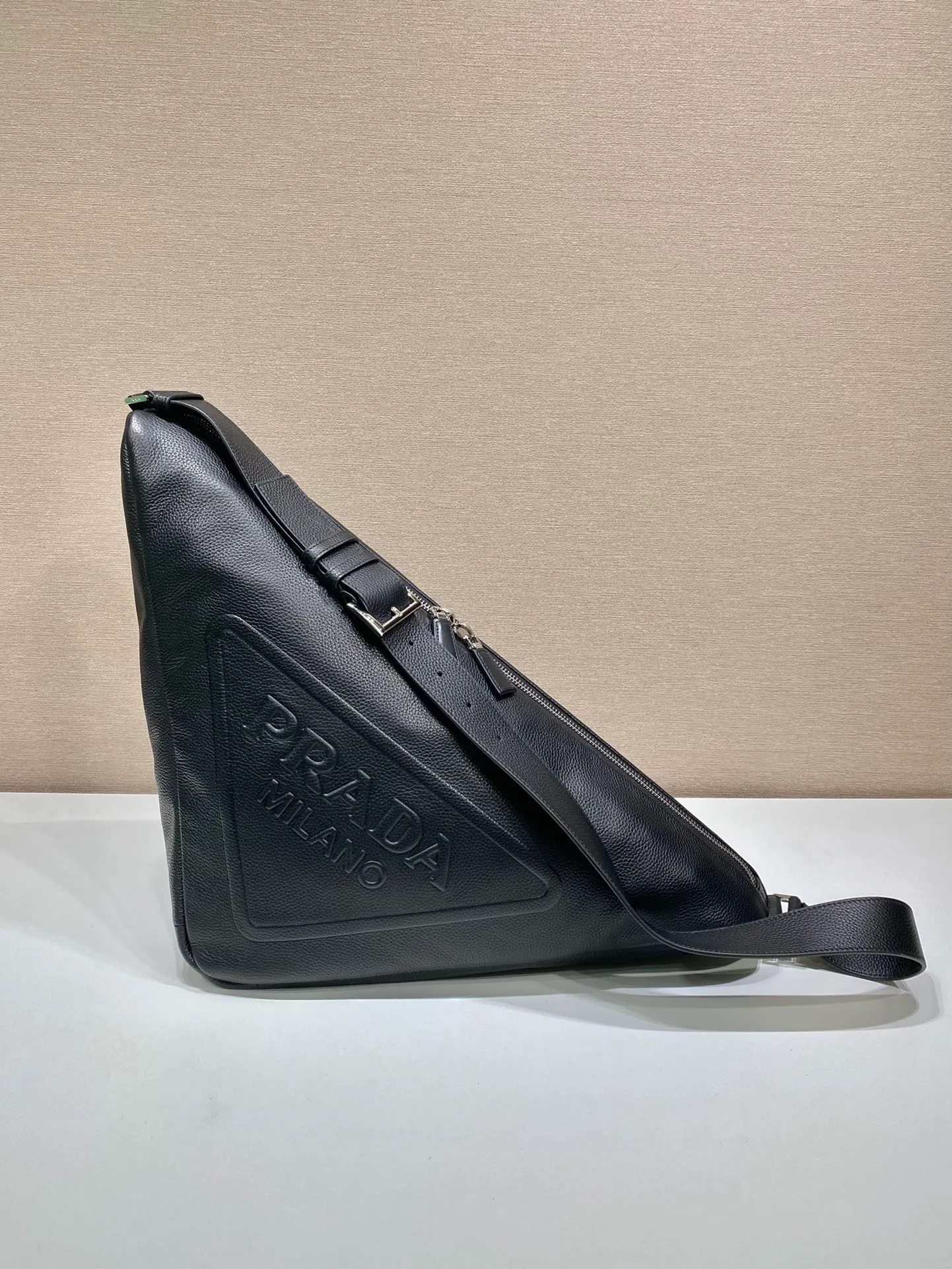 💰1860🎉Full leather triangle bag🎉2VY007👍👍 The big triangle bag that is popular among internet celebrities is here😘. This multi-functional triangular leather crossbody bag is equipped with an adjustable shoulder strap, which is easy to carry in different ways. The novel bag body design reinterprets the exquisite atmosphere of the same color. The big triangle design can be carried and carried, and it is full of combat power. It is really too towering. The casual style adds a great sense of youth! It’s so perfect😘It’s very trendy on the street👏 Dimensions: Bag opening length 60/bottom length 22.5x height 31x bottom width 28cm