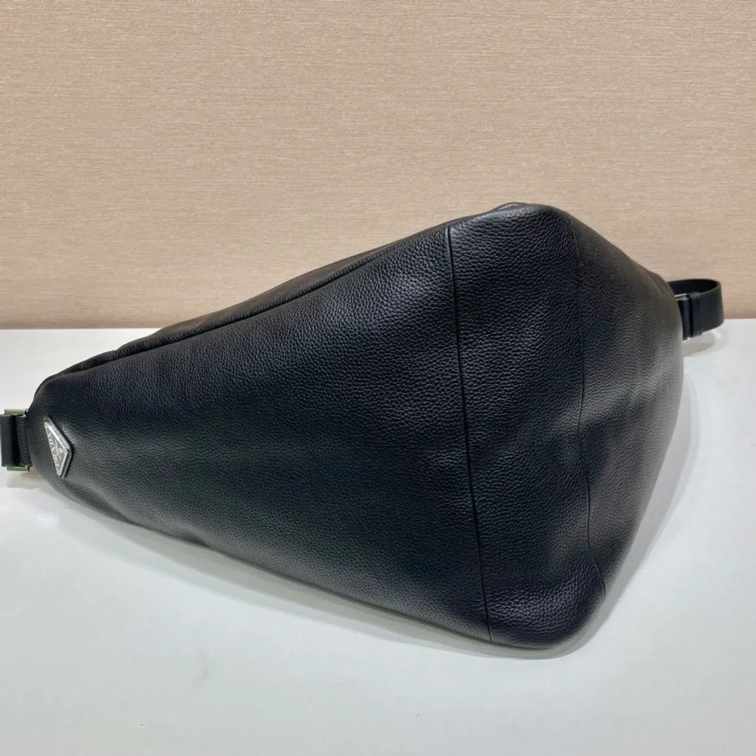 💰1860🎉Full leather triangle bag🎉2VY007👍👍 The big triangle bag that is popular among internet celebrities is here😘. This multi-functional triangular leather crossbody bag is equipped with an adjustable shoulder strap, which is easy to carry in different ways. The novel bag body design reinterprets the exquisite atmosphere of the same color. The big triangle design can be carried and carried, and it is full of combat power. It is really too towering. The casual style adds a great sense of youth! It’s so perfect😘It’s very trendy on the street👏 Dimensions: Bag opening length 60/bottom length 22.5x height 31x bottom width 28cm