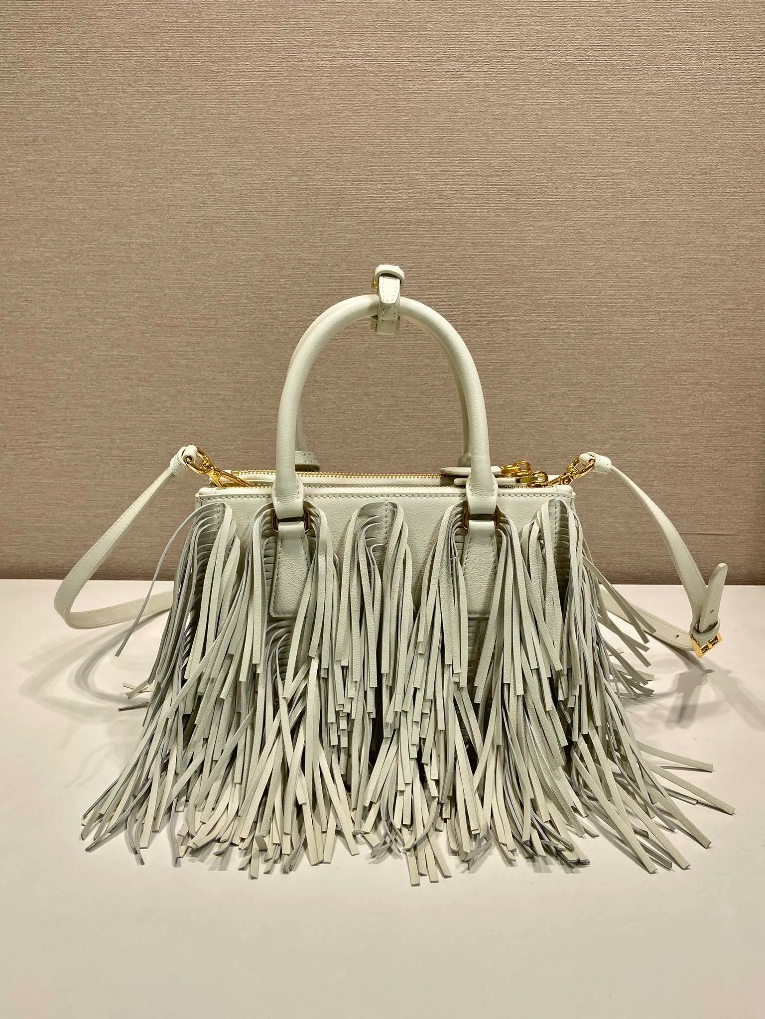 💰2200🎉New tassel bag🎉1BA896 calf leather🎉🎉 This Galleria handbag has an elegant and timeless design, reinterpreting the classic style with a slender silhouette and calf leather material. The tassel design on the front and back and the imported sheepskin lining highlight the dynamic and fashionable style. Features detachable and adjustable suede leather shoulder strap. So beautiful and fashionable😘😘The upper body effect has a 100% chance of turning heads. It is another popular style that will never go out of style🎉🎉Hurry up and get it now😘😘It’s really pretty😘😘😘 Length 24.5x height 18.5x base 11cm🎉🎉🎉💰💰💰