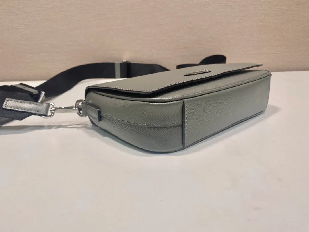 💰1700🎉New style🎉2VD059🎉🎉 This shoulder bag is made of Saffiano leather. One-shoulder flip magnetic buckle design, detachable and adjustable nylon shoulder strap, detachable Saffiano leather pouch, simple and elegant, and the upper body effect is very fashionable. Another popular style🎉🎉length 22x height 14.5x bottom 5cm🎉🎉🎉👏👏👏