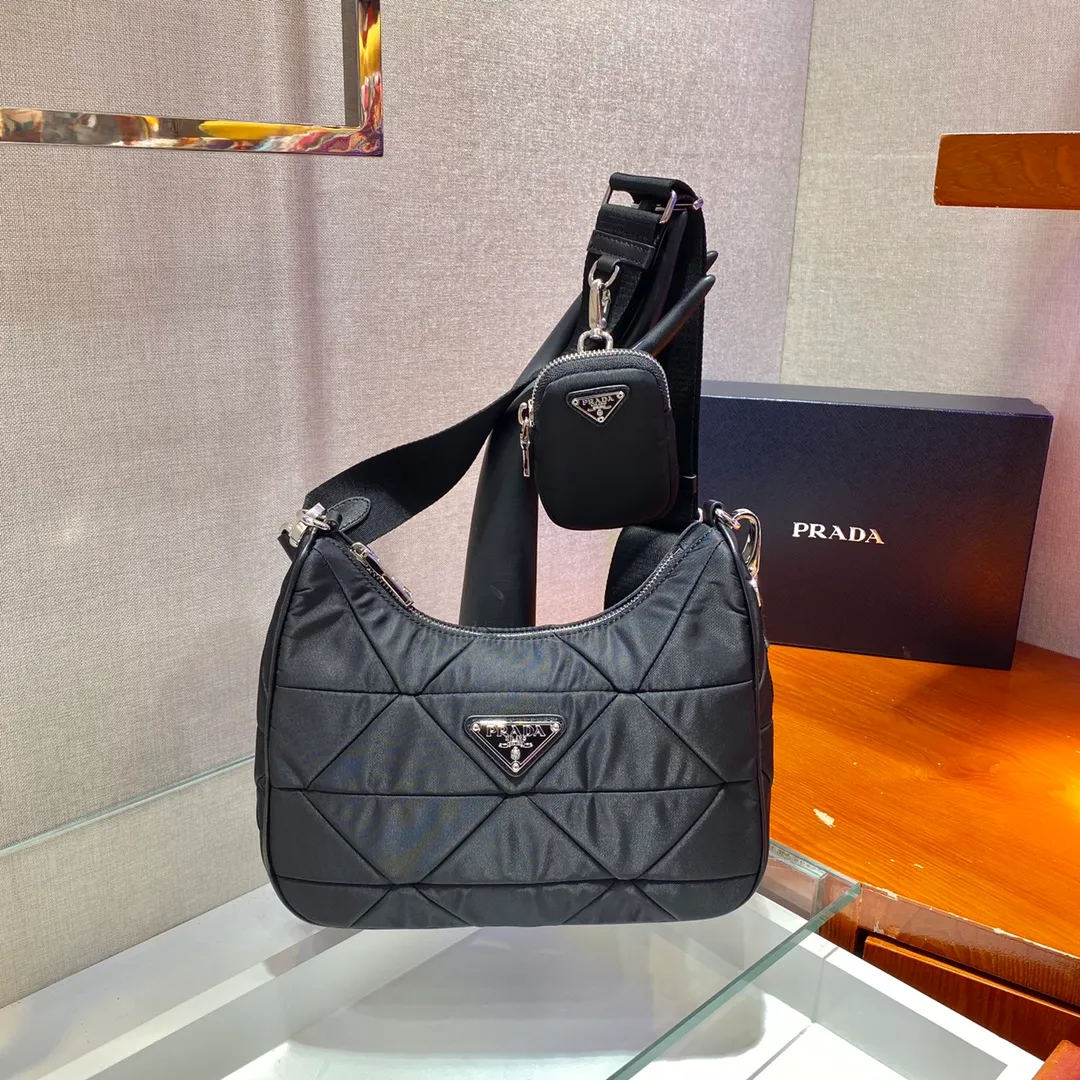 💰1020🎉New three-in-one🎉1BC151👏👏This three-in-one women's bag is made of imported nylon fabric, top-grade hardware, and purely handmade diamond splicing pattern design, which makes it look particularly unique and elegant. It can be carried on one shoulder or across the body in multiple ways👍👍 My favorite is the small coin purse🙊🙊This very ladylike design inspiration looks simple and elegant, and it is a three-in-one that will never go out of style😘😘Women are always pursuing perfection😘😘Hurry up and get it👏👏 Length 24x height 17x bottom 7cm