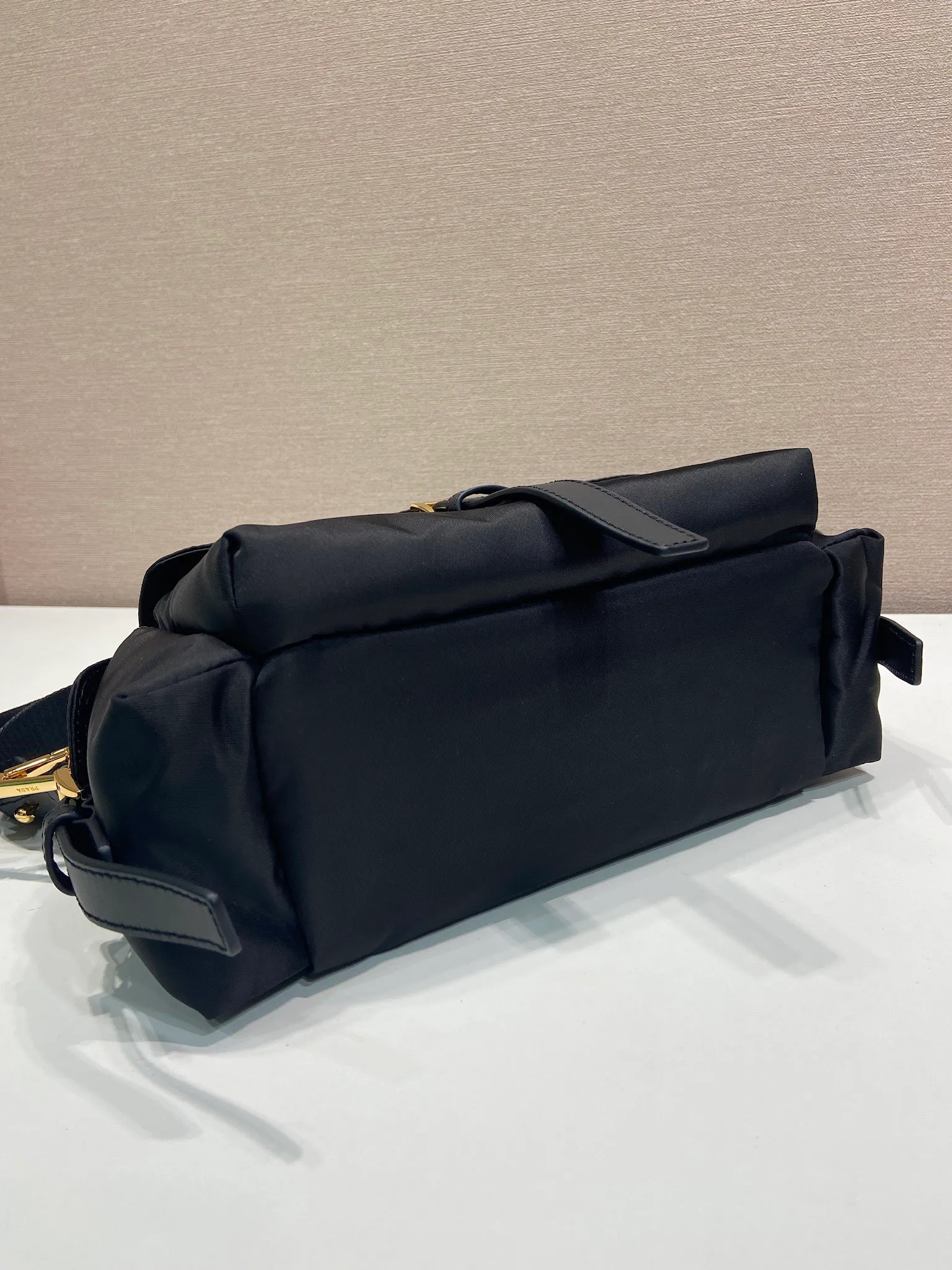 💰1240🎉New messenger bag🎉1BD394 small🎉🎉 This handbag perfectly combines sophistication and functionality. It is made of regenerated nylon material, has a soft outline and is equipped with multiple pockets. Combining sporty and versatile elements, the lightweight and practical design features an enameled triangle metal logo and leather details. Equipped with 2 detachable shoulder straps, large capacity, perfect, and a popular style that will never go out of style. The large size is suitable for both men and women, so hurry up and get it🎉🎉 Length 30x Height 14x Bottom 10cm🎉🎉🎉💰💰💰