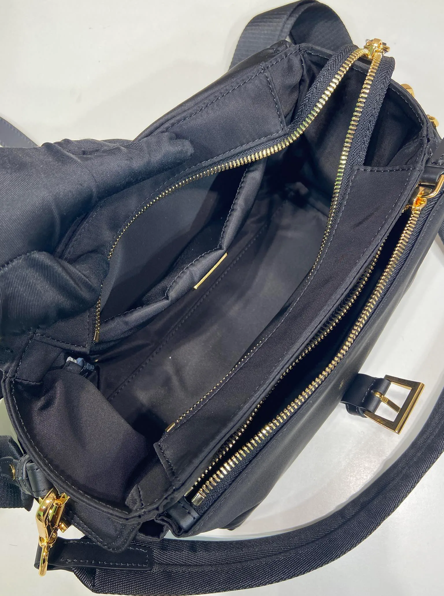 💰1240🎉New messenger bag🎉1BD394 small🎉🎉 This handbag perfectly combines sophistication and functionality. It is made of regenerated nylon material, has a soft outline and is equipped with multiple pockets. Combining sporty and versatile elements, the lightweight and practical design features an enameled triangle metal logo and leather details. Equipped with 2 detachable shoulder straps, large capacity, perfect, and a popular style that will never go out of style. The large size is suitable for both men and women, so hurry up and get it🎉🎉 Length 30x Height 14x Bottom 10cm🎉🎉🎉💰💰💰