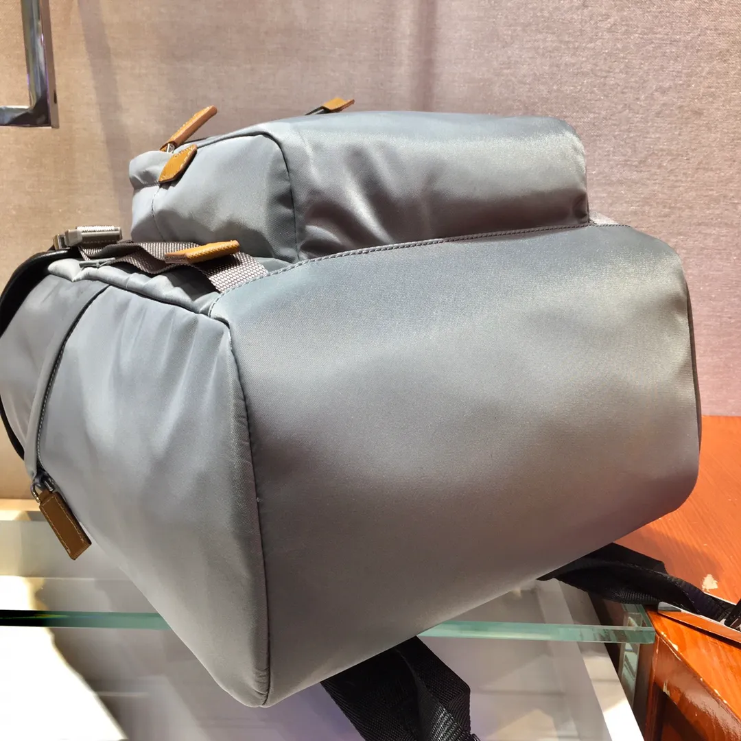 💰1320🎉Exclusive debut🎉2VZ135 backpack🎉🎉Latest color matching🎉🎉This nylon backpack is decorated with Saffiano leather trim, using creativity and technology to create a unique style. Top-grade brushed hardware👍👍Multiple pockets and technical material lined back have design features. A new style among classics, length 27x height 45x bottom 17cm👏👏👏