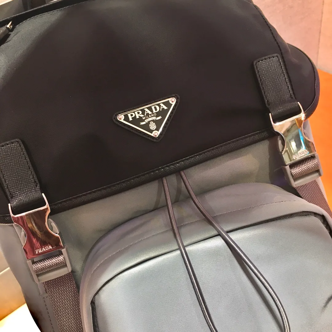 💰1320🎉Exclusive debut🎉2VZ135 backpack🎉🎉Latest color matching🎉🎉This nylon backpack is decorated with Saffiano leather trim, using creativity and technology to create a unique style. Top-grade brushed hardware👍👍Multiple pockets and technical material lined back have design features. A new style among classics, length 27x height 45x bottom 17cm👏👏👏