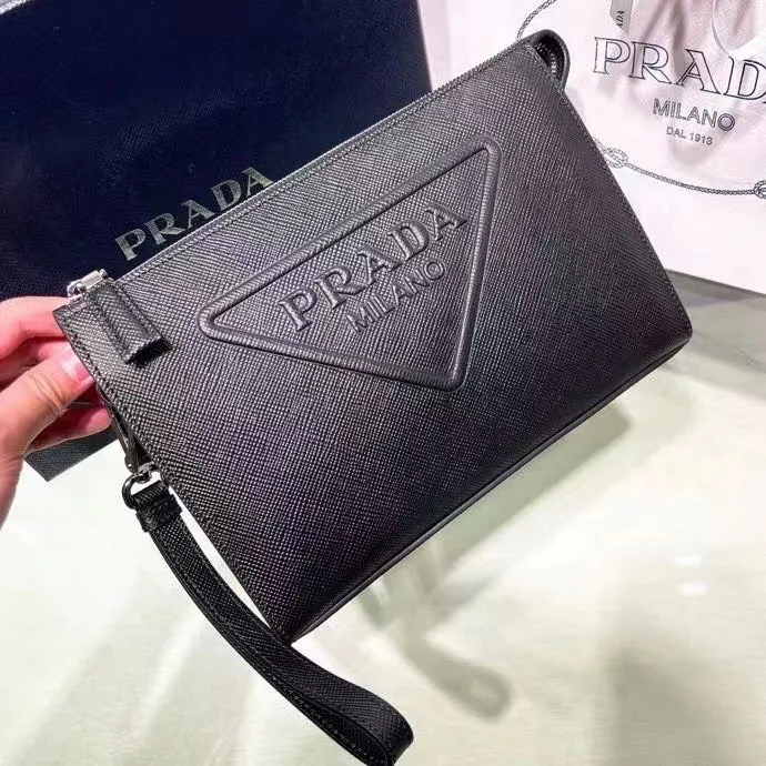 p520¥✨New product debut✨22 Latest all-leather clutch 2VF039 This cross-grain cowhide clutch interprets a beautiful structural silhouette with a 3D three-dimensional effect on the front, a new triangle logo on the back, a classic triangle enamel logo, zipper closure, built-in pockets, and a full-leather wrist strap to highlight the unique temperament. Versatile casual straps. 208 OEM code size: 25*17*5cm black