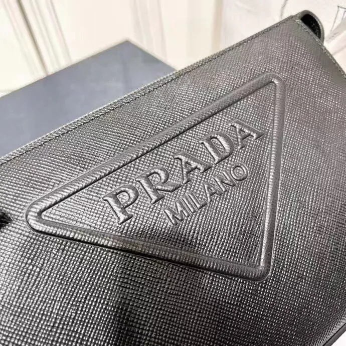 p520¥✨New product debut✨22 Latest all-leather clutch 2VF039 This cross-grain cowhide clutch interprets a beautiful structural silhouette with a 3D three-dimensional effect on the front, a new triangle logo on the back, a classic triangle enamel logo, zipper closure, built-in pockets, and a full-leather wrist strap to highlight the unique temperament. Versatile casual straps. 208 OEM code size: 25*17*5cm black