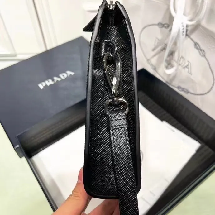 p520¥✨New product debut✨22 Latest all-leather clutch 2VF039 This cross-grain cowhide clutch interprets a beautiful structural silhouette with a 3D three-dimensional effect on the front, a new triangle logo on the back, a classic triangle enamel logo, zipper closure, built-in pockets, and a full-leather wrist strap to highlight the unique temperament. Versatile casual straps. 208 OEM code size: 25*17*5cm black