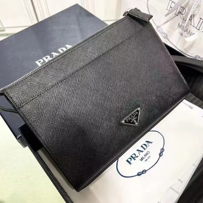 p520¥✨New product debut✨22 Latest all-leather clutch 2VF039 This cross-grain cowhide clutch interprets a beautiful structural silhouette with a 3D three-dimensional effect on the front, a new triangle logo on the back, a classic triangle enamel logo, zipper closure, built-in pockets, and a full-leather wrist strap to highlight the unique temperament. Versatile casual straps. 208 OEM code size: 25*17*5cm black