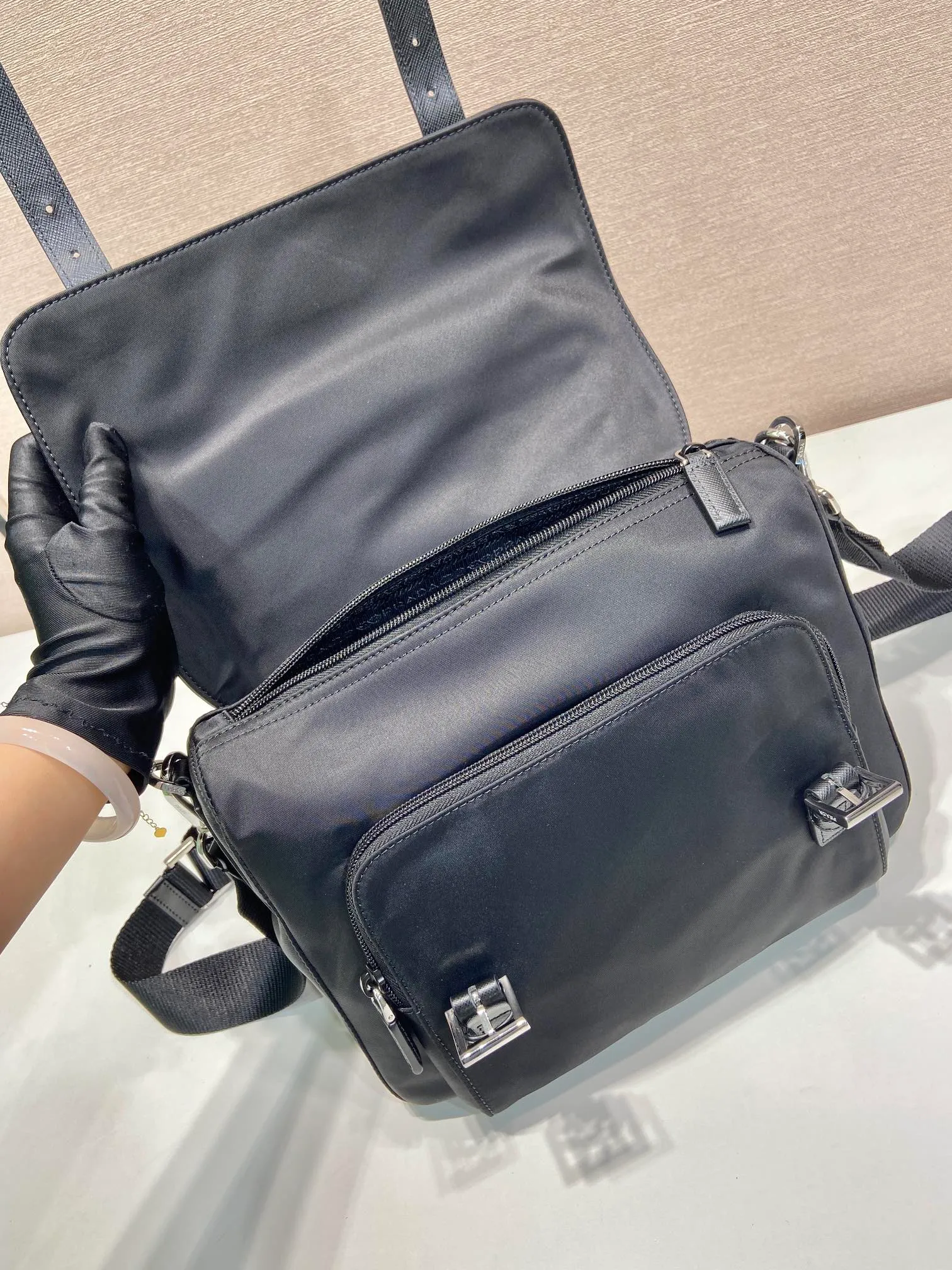 💰1320🎉New messenger bag🎉2VD071 with belt🎉🎉 This shoulder bag combines imported nylon fabric and glossy calfskin, with a multi-pocket design and an adjustable and detachable shoulder strap. My favorite is this leather belt😘, which can be used as a waist bag or as a belt alone, allowing for a variety of ways to wear it. Handsome guys, hurry up and get it, it’s another popular style that will never go out of style🎉🎉 Length 27x Height 20.5x Bottom 17cm🎉🎉🎉👏👏👏