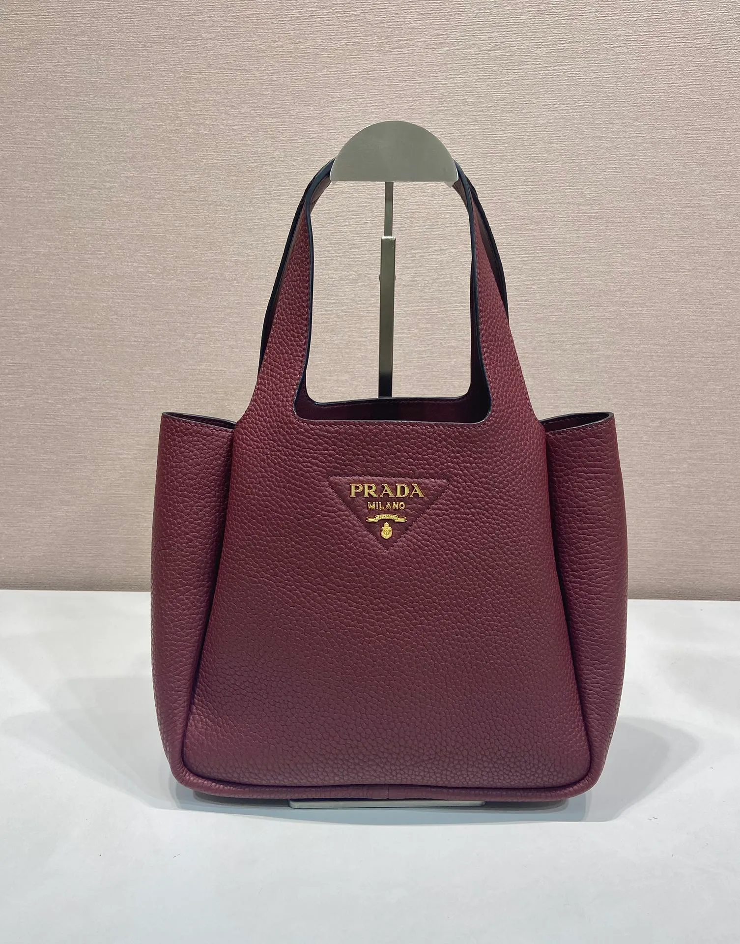 💰1700✨1BG335😘Vegetable Basket😘😘 Made of soft and fine calfskin vegetable basket tote underarm bag, with imported sheepskin inside, top-grade white leather hardware, the overall feel is very soft/lightweight😘😘There are many compartments, it can be carried by hand or used as an underwater bag, and it can be matched with different clothes. So beautiful😘😘Hurry up and get it🙊 Length 25x height 21.5x base 14cm👏👏👏💰💰