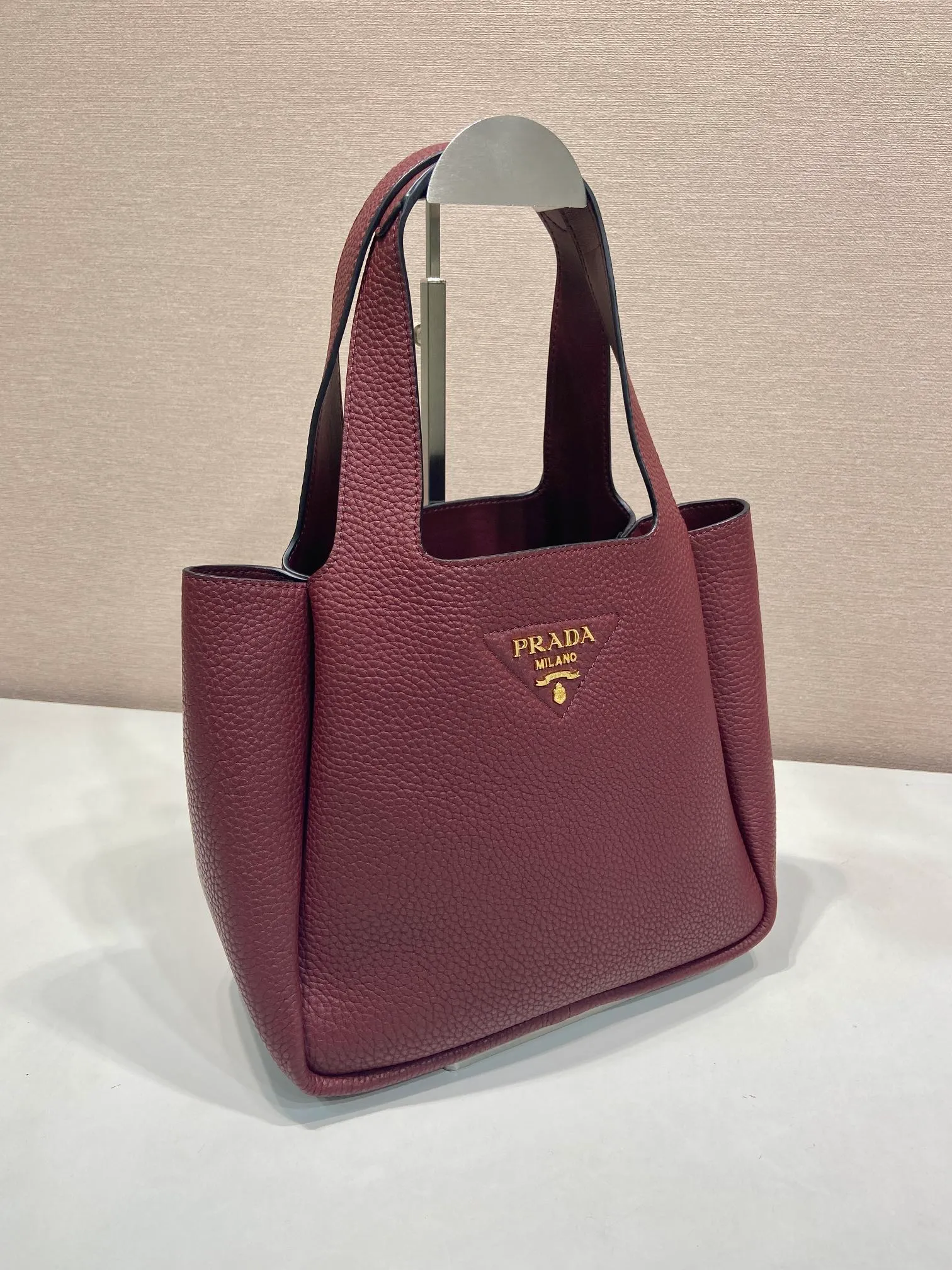 💰1700✨1BG335😘Vegetable Basket😘😘 Made of soft and fine calfskin vegetable basket tote underarm bag, with imported sheepskin inside, top-grade white leather hardware, the overall feel is very soft/lightweight😘😘There are many compartments, it can be carried by hand or used as an underwater bag, and it can be matched with different clothes. So beautiful😘😘Hurry up and get it🙊 Length 25x height 21.5x base 14cm👏👏👏💰💰