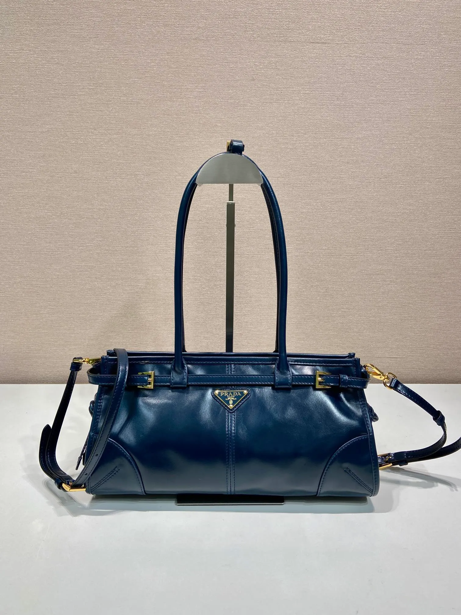 💰1840🎉LusSolf oil wax leather🎉1BA426 small new color🎉🎉 This hand-held crossbody bag is made of imported waxed leather. Its shiny color exudes a classic atmosphere. It is equipped with a detachable and adjustable long shoulder strap, which is convenient for matching on different occasions. It has a very large capacity and is easy to use. It is definitely a must-have for fashionistas. Hurry up and take this retro-style handbag home! Length 32x Height 15.5x Bottom 12cm🎉🎉🎉👏👏👏