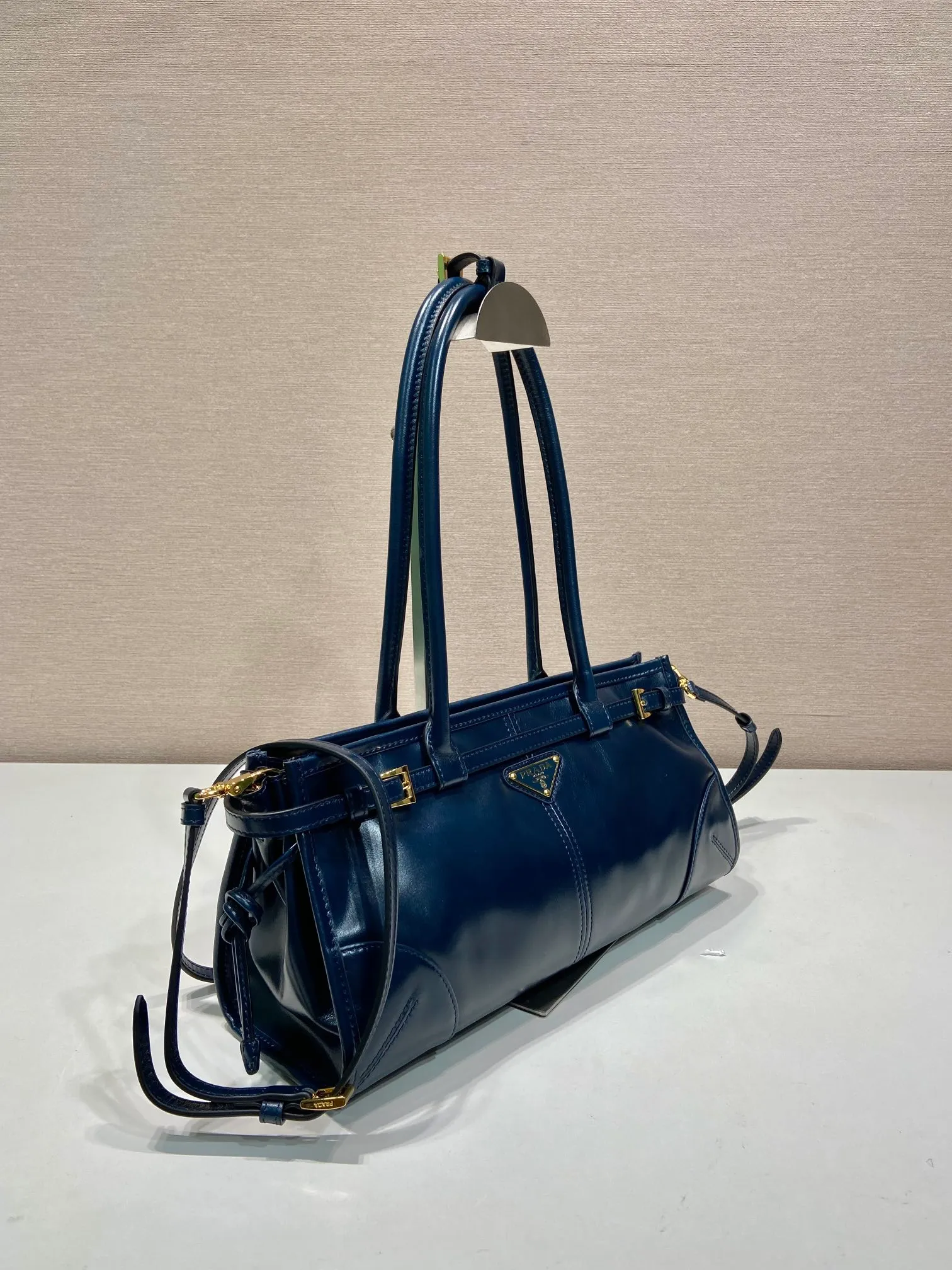 💰1840🎉LusSolf oil wax leather🎉1BA426 small new color🎉🎉 This hand-held crossbody bag is made of imported waxed leather. Its shiny color exudes a classic atmosphere. It is equipped with a detachable and adjustable long shoulder strap, which is convenient for matching on different occasions. It has a very large capacity and is easy to use. It is definitely a must-have for fashionistas. Hurry up and take this retro-style handbag home! Length 32x Height 15.5x Bottom 12cm🎉🎉🎉👏👏👏