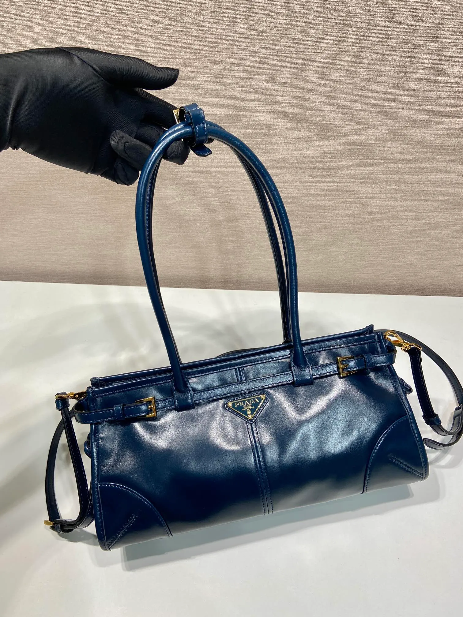 💰1840🎉LusSolf oil wax leather🎉1BA426 small new color🎉🎉 This hand-held crossbody bag is made of imported waxed leather. Its shiny color exudes a classic atmosphere. It is equipped with a detachable and adjustable long shoulder strap, which is convenient for matching on different occasions. It has a very large capacity and is easy to use. It is definitely a must-have for fashionistas. Hurry up and take this retro-style handbag home! Length 32x Height 15.5x Bottom 12cm🎉🎉🎉👏👏👏