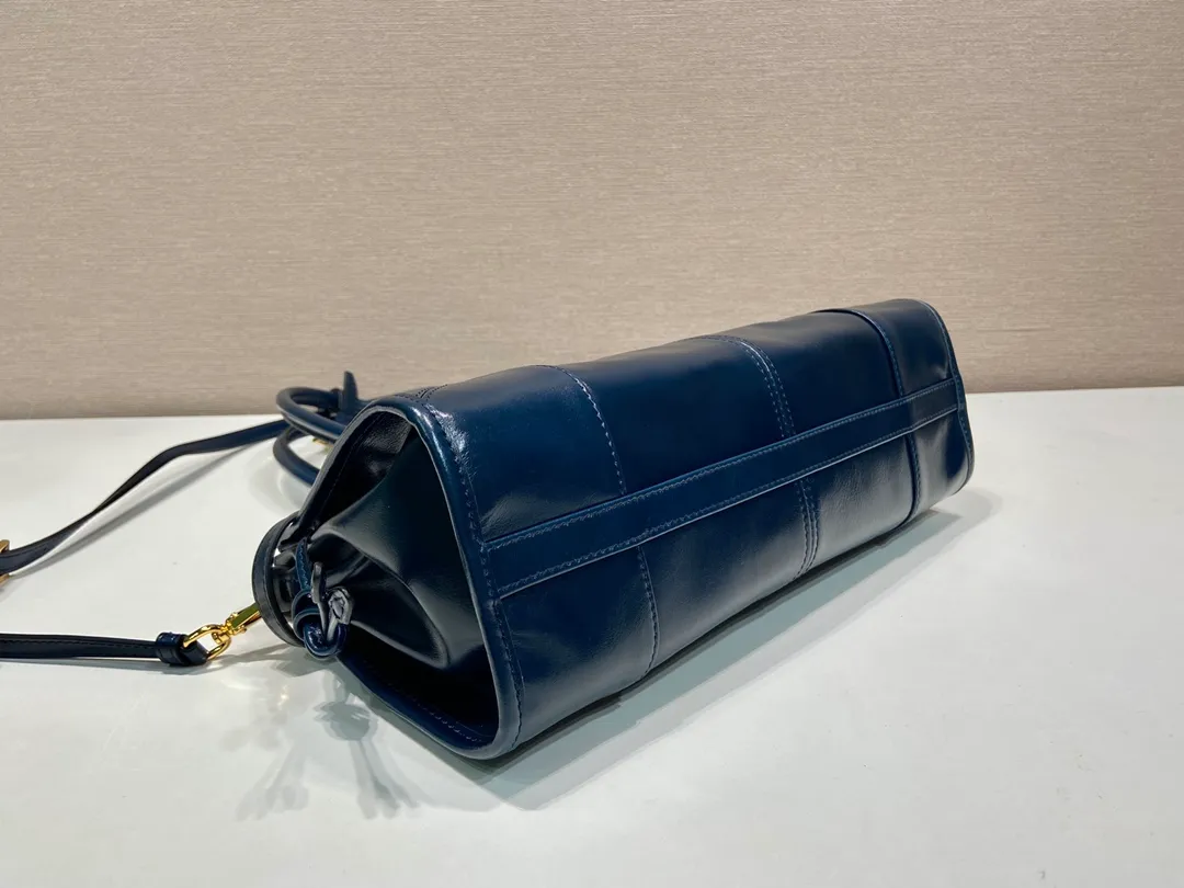 💰1840🎉LusSolf oil wax leather🎉1BA426 small new color🎉🎉 This hand-held crossbody bag is made of imported waxed leather. Its shiny color exudes a classic atmosphere. It is equipped with a detachable and adjustable long shoulder strap, which is convenient for matching on different occasions. It has a very large capacity and is easy to use. It is definitely a must-have for fashionistas. Hurry up and take this retro-style handbag home! Length 32x Height 15.5x Bottom 12cm🎉🎉🎉👏👏👏