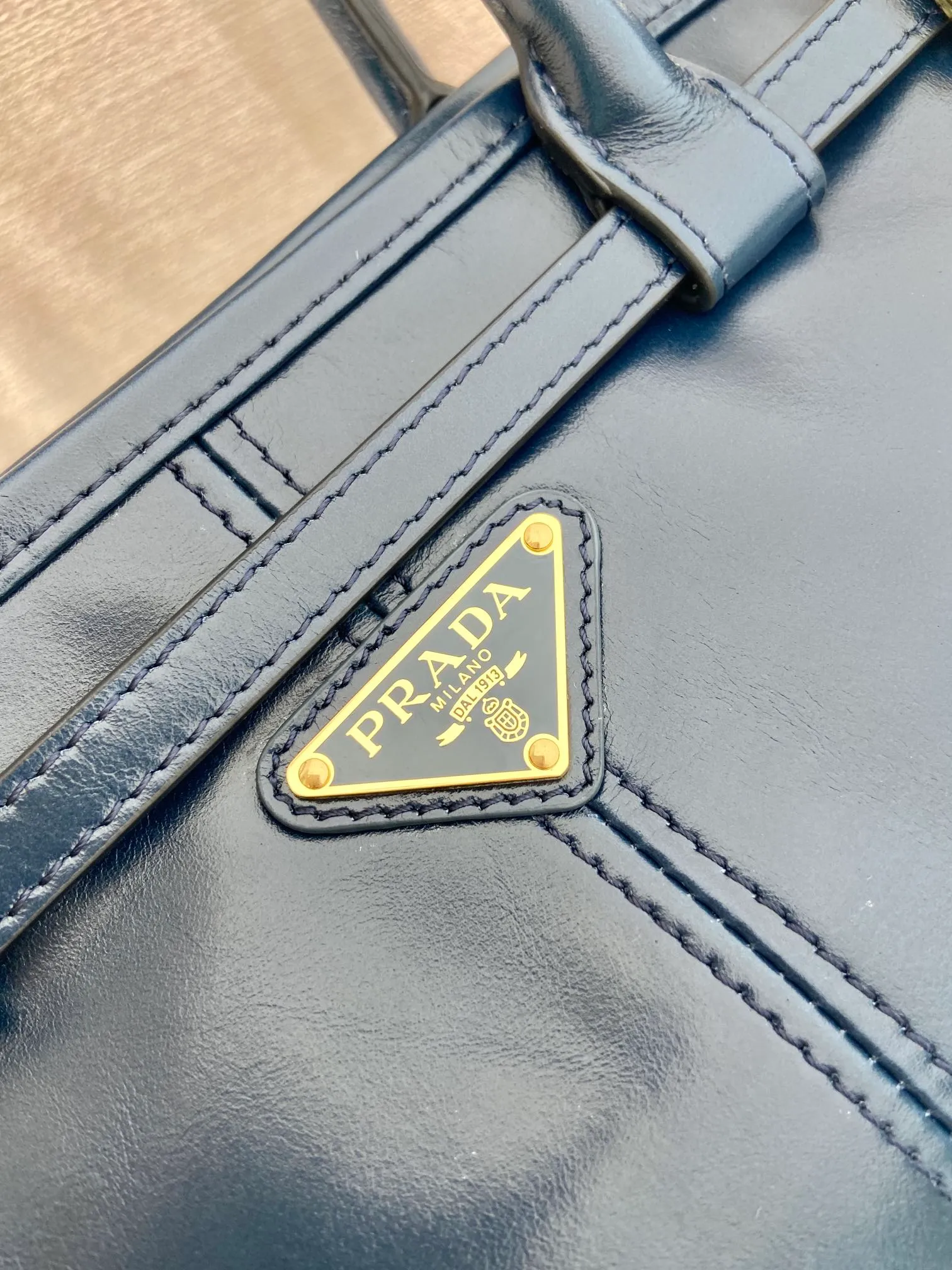 💰1840🎉LusSolf oil wax leather🎉1BA426 small new color🎉🎉 This hand-held crossbody bag is made of imported waxed leather. Its shiny color exudes a classic atmosphere. It is equipped with a detachable and adjustable long shoulder strap, which is convenient for matching on different occasions. It has a very large capacity and is easy to use. It is definitely a must-have for fashionistas. Hurry up and take this retro-style handbag home! Length 32x Height 15.5x Bottom 12cm🎉🎉🎉👏👏👏