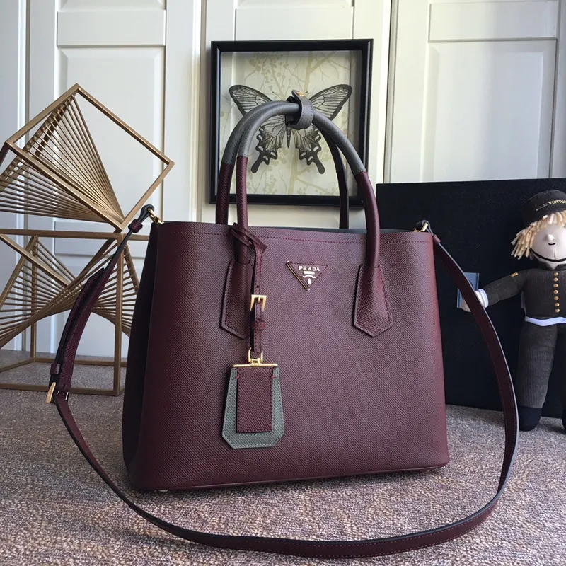 💰2040, P’s classic model 1BG775 burgundy, arrived in [color][color][color], fully upgraded, using imported thick cross-grain cow + contrasting calf leather inside, top brushed hardware, color matching handle, 175 OEM code, a timeless shopping bag [naughty][naughty][naughty], fashionable and generous, length 33x height 24.5x bottom 14cm