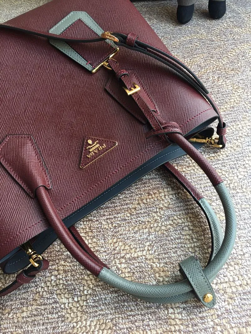 💰2040, P’s classic model 1BG775 burgundy, arrived in [color][color][color], fully upgraded, using imported thick cross-grain cow + contrasting calf leather inside, top brushed hardware, color matching handle, 175 OEM code, a timeless shopping bag [naughty][naughty][naughty], fashionable and generous, length 33x height 24.5x bottom 14cm