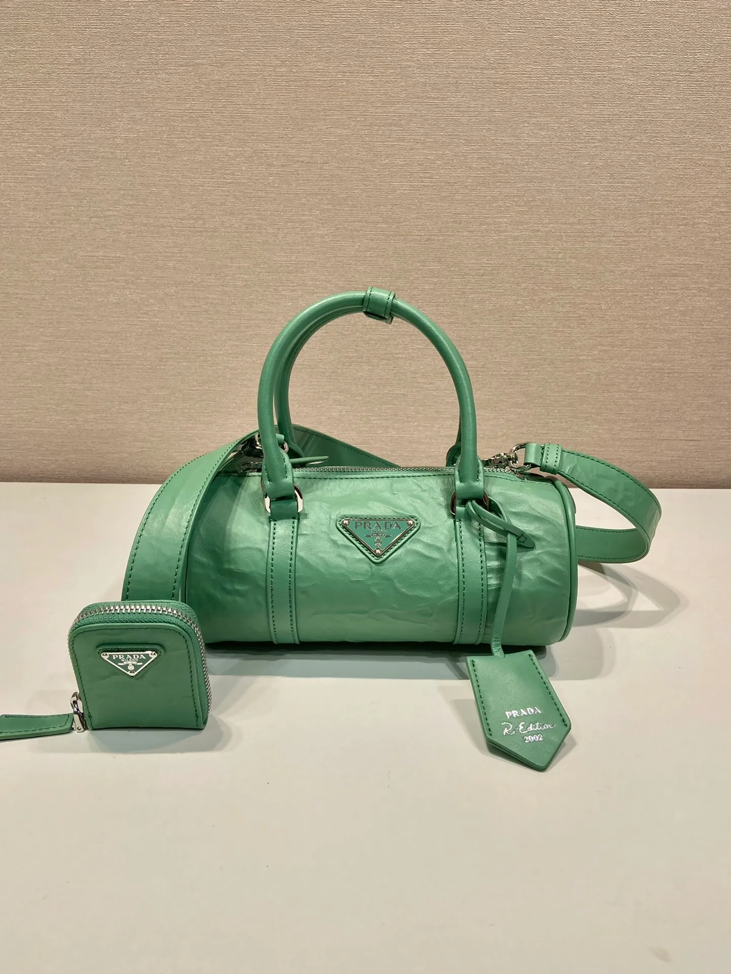 💰1520🎉New pillow bag🎉1BA389 runway style🎉🎉 This casual and classic handbag is made of soft sheepskin inside and out. The hand-made pleat effect is particularly fashionable. It is equipped with a detachable long shoulder strap and a small coin purse. The body is equipped with a front pocket design and large capacity. It was also unveiled in the 2023 spring and summer series fashion show. The upper body effect must be eye-catching. Babies, hurry up and get it🎉🎉 Length 22x Height 10x Bottom 9cm