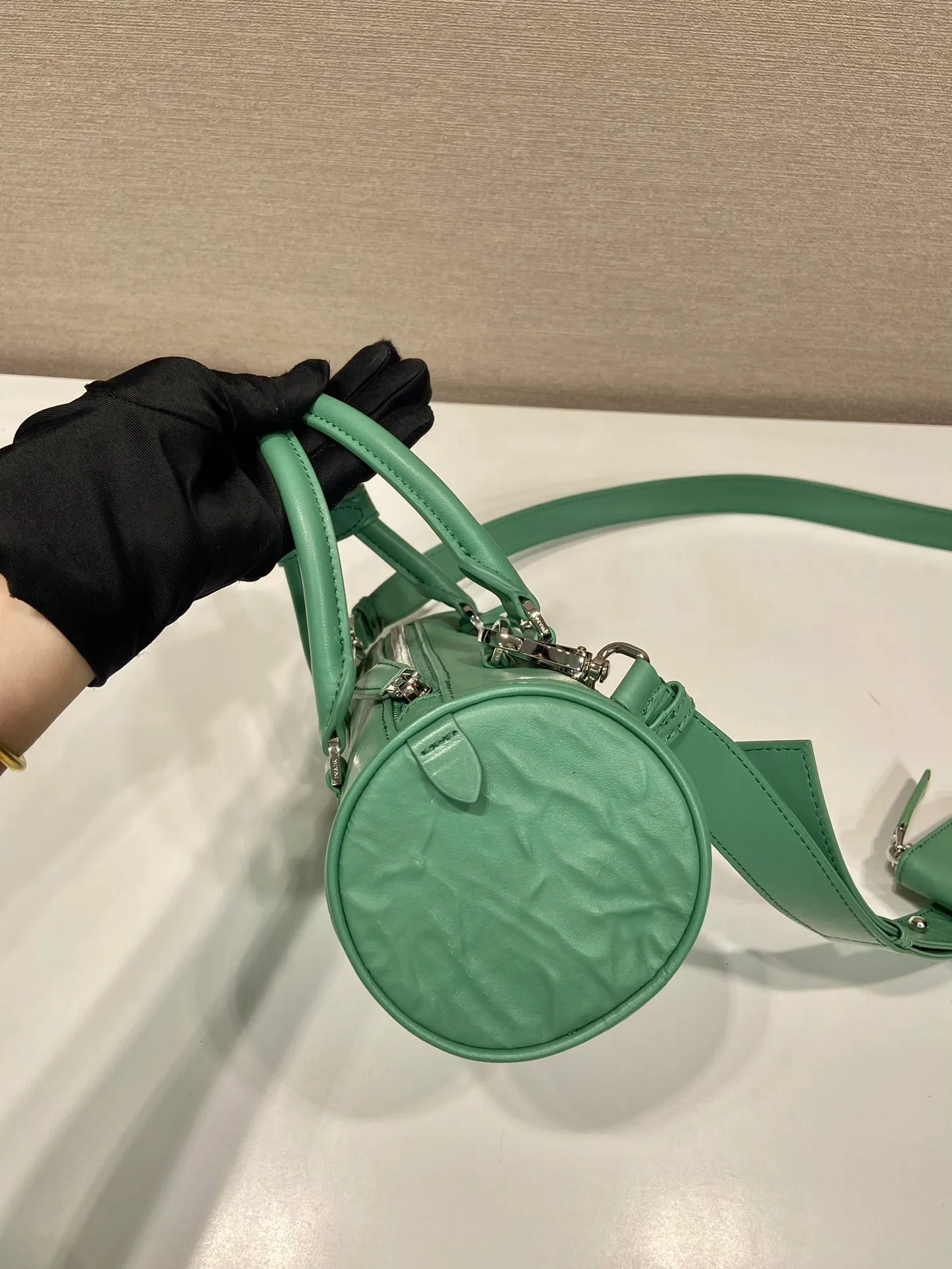 💰1520🎉New pillow bag🎉1BA389 runway style🎉🎉 This casual and classic handbag is made of soft sheepskin inside and out. The hand-made pleat effect is particularly fashionable. It is equipped with a detachable long shoulder strap and a small coin purse. The body is equipped with a front pocket design and large capacity. It was also unveiled in the 2023 spring and summer series fashion show. The upper body effect must be eye-catching. Babies, hurry up and get it🎉🎉 Length 22x Height 10x Bottom 9cm