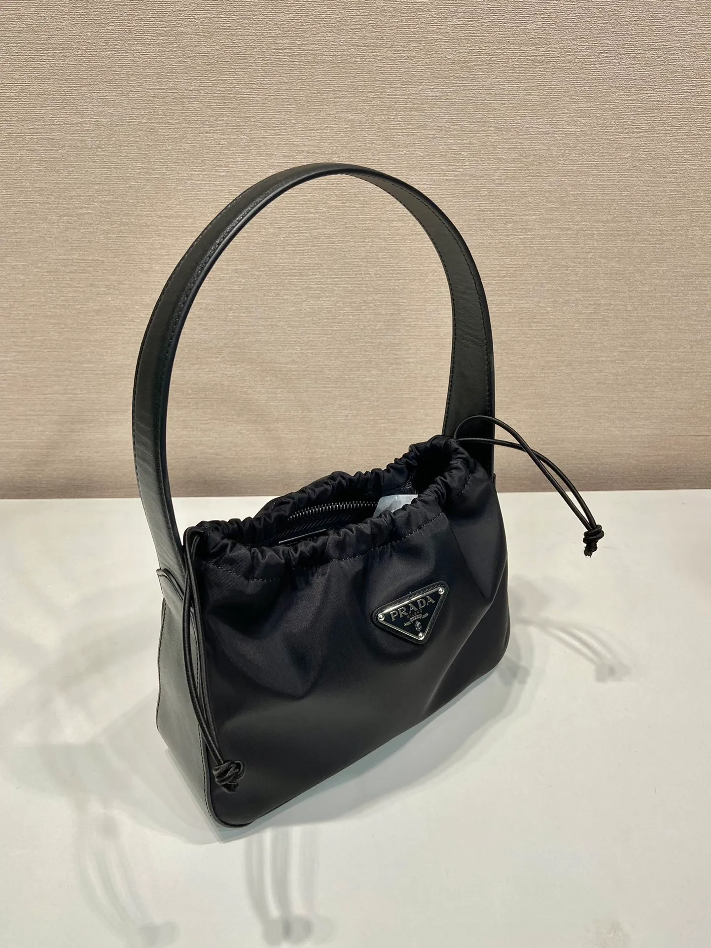 💰1020🎉Drawstring underarm bag🎉B6249 small/medium-hand bag🎉🎉 This new drawstring underarm bag is made of imported nylon fabric and calfskin. The shoulder straps and bottom/body of the bag are all calfskin. The drawstring design at the bag mouth looks extremely fashionable and beautiful. It has a large space, is simple and elegant, and is a popular second-hand style that will never go out of style🎉🎉 Length 23c height 18x bottom 8cm🎉🎉🎉👏👏👏