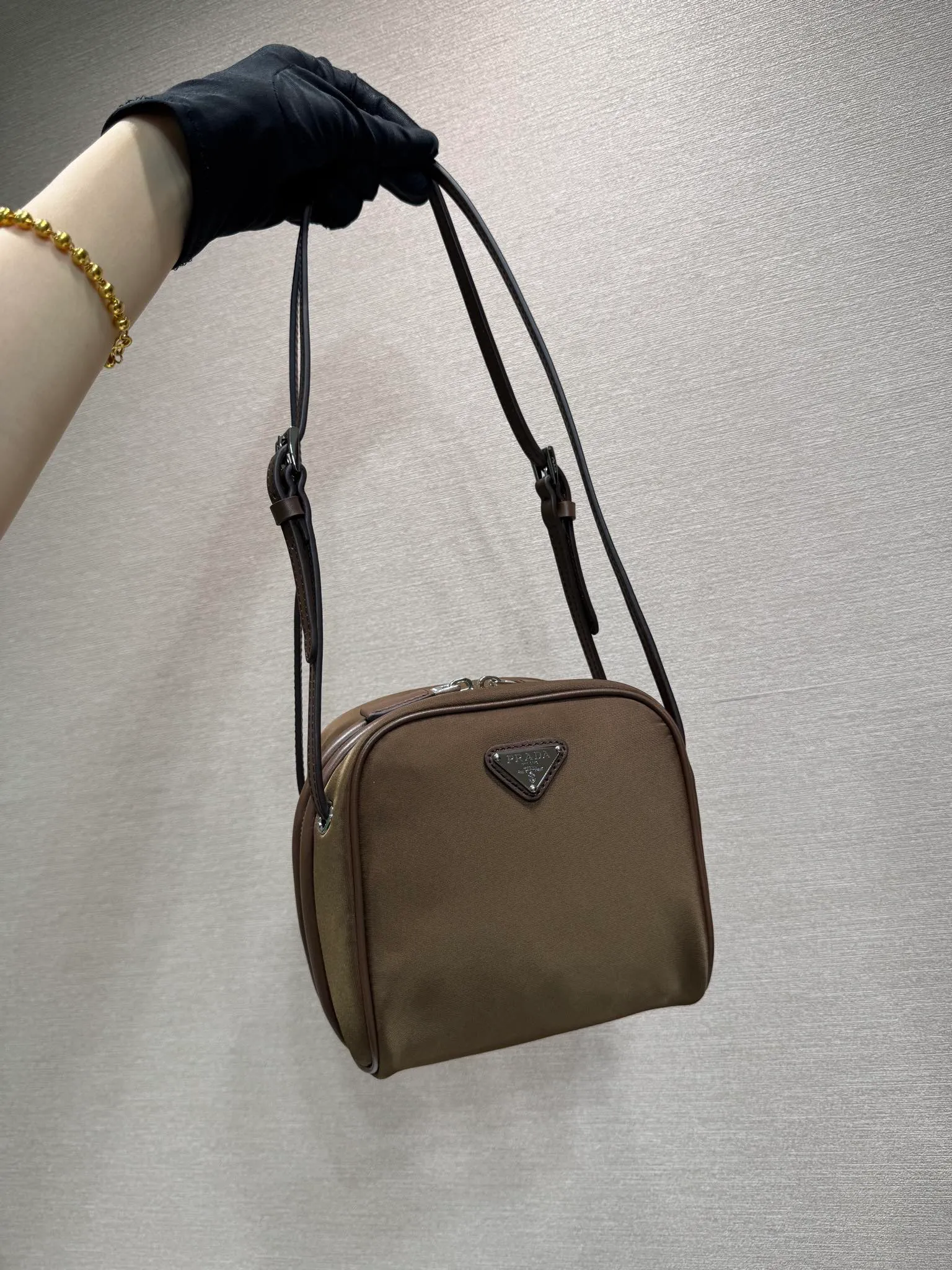 💰1020🎉New catwalk style🎉1BC248🎉🎉 This catwalk style cleverly combines classic and modern elements. Made of imported nylon fabric and imported calfskin. The bag mouth is designed with calfskin edging, which looks particularly fashionable, the zipper opening and closing design is more practical, and the letter emblem decoration is unique. It has a large capacity and is a popular style that will never go out of style🎉🎉 Length 15cm Height 14cmx Bottom 11cm🎉🎉🎉💰💰💰