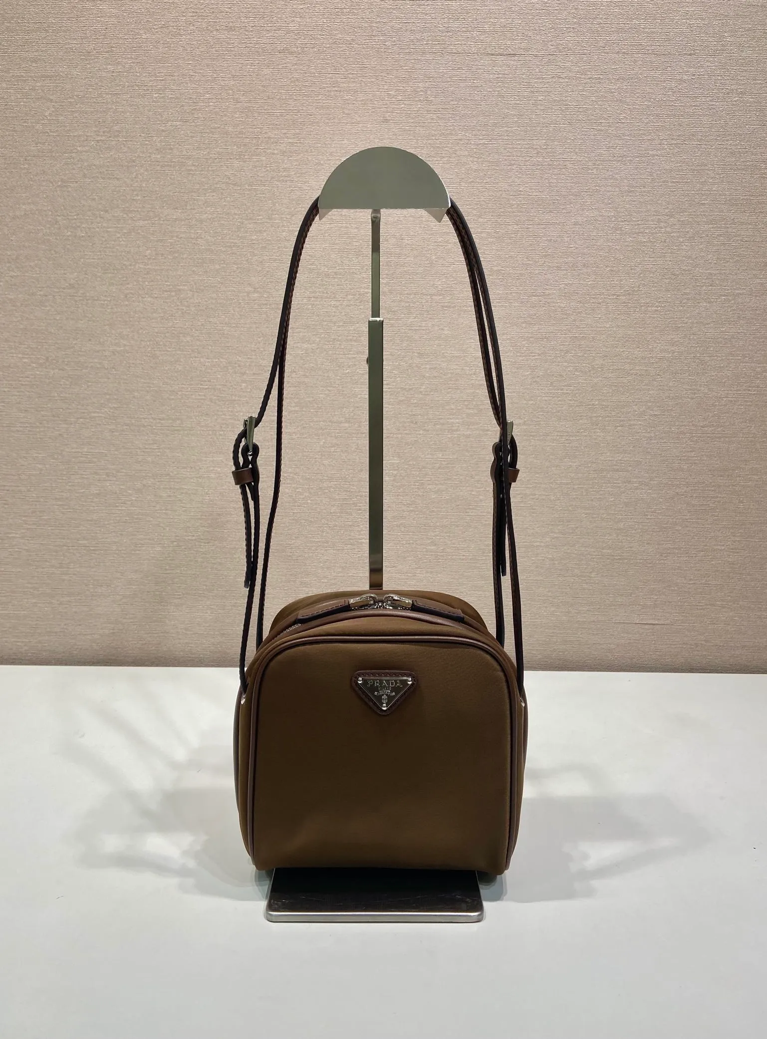 💰1020🎉New catwalk style🎉1BC248🎉🎉 This catwalk style cleverly combines classic and modern elements. Made of imported nylon fabric and imported calfskin. The bag mouth is designed with calfskin edging, which looks particularly fashionable, the zipper opening and closing design is more practical, and the letter emblem decoration is unique. It has a large capacity and is a popular style that will never go out of style🎉🎉 Length 15cm Height 14cmx Bottom 11cm🎉🎉🎉💰💰💰