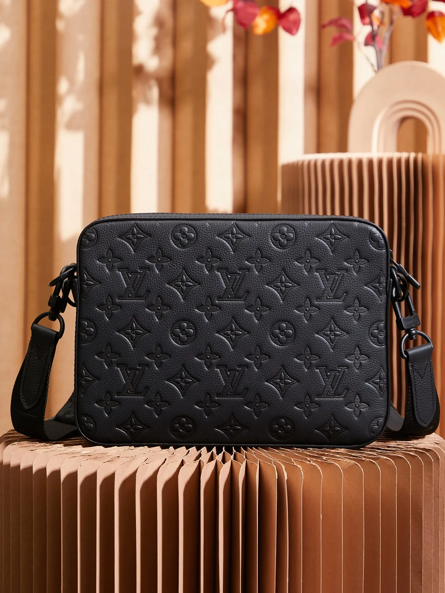 P¥940👉nfc163C01 dynamic chip version👈【Top inspection-free all-steel hardware】This Trio messenger bag is made of Monogram embossed cow leather. The zippered front pocket and the small coin purse on the shoulder strap are both detachable, enriching the functional design with the main compartment. The removable and adjustable jacquard fabric shoulder strap is marked with the brand's logo for comfortable shoulder and cross-body wear. Cow leather - Cow leather trim - Textile lining - Metal hardware - Removable zipped front pocket - Front patch pocket - Internal patch pocket - Shoulder strap with removable small coin purse - Shoulder strap: removable and adjustable! ! Model: M46602; Size: 25x18.5x7CM