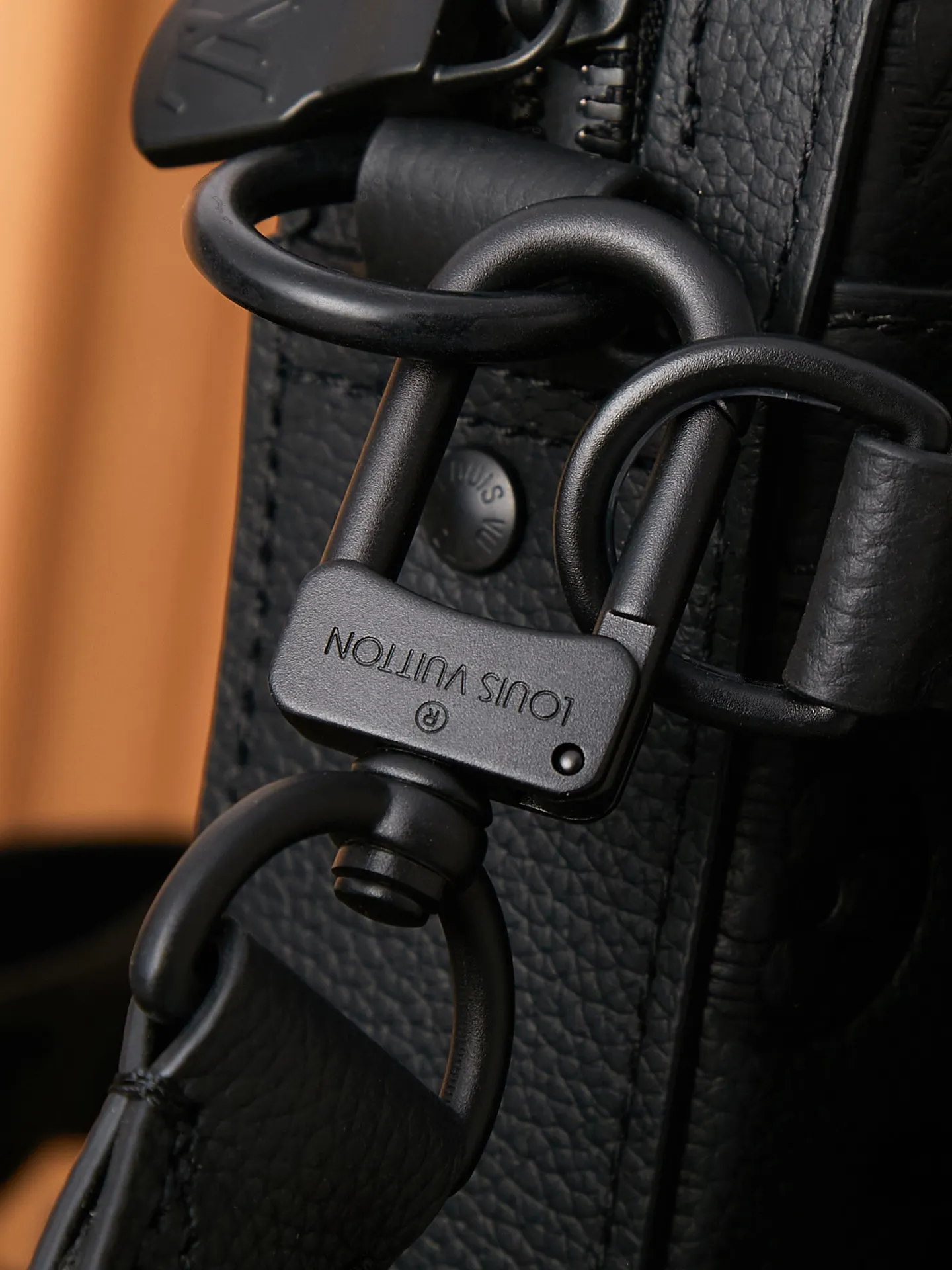 P¥940👉nfc163C01 dynamic chip version👈【Top inspection-free all-steel hardware】This Trio messenger bag is made of Monogram embossed cow leather. The zippered front pocket and the small coin purse on the shoulder strap are both detachable, enriching the functional design with the main compartment. The removable and adjustable jacquard fabric shoulder strap is marked with the brand's logo for comfortable shoulder and cross-body wear. Cow leather - Cow leather trim - Textile lining - Metal hardware - Removable zipped front pocket - Front patch pocket - Internal patch pocket - Shoulder strap with removable small coin purse - Shoulder strap: removable and adjustable! ! Model: M46602; Size: 25x18.5x7CM