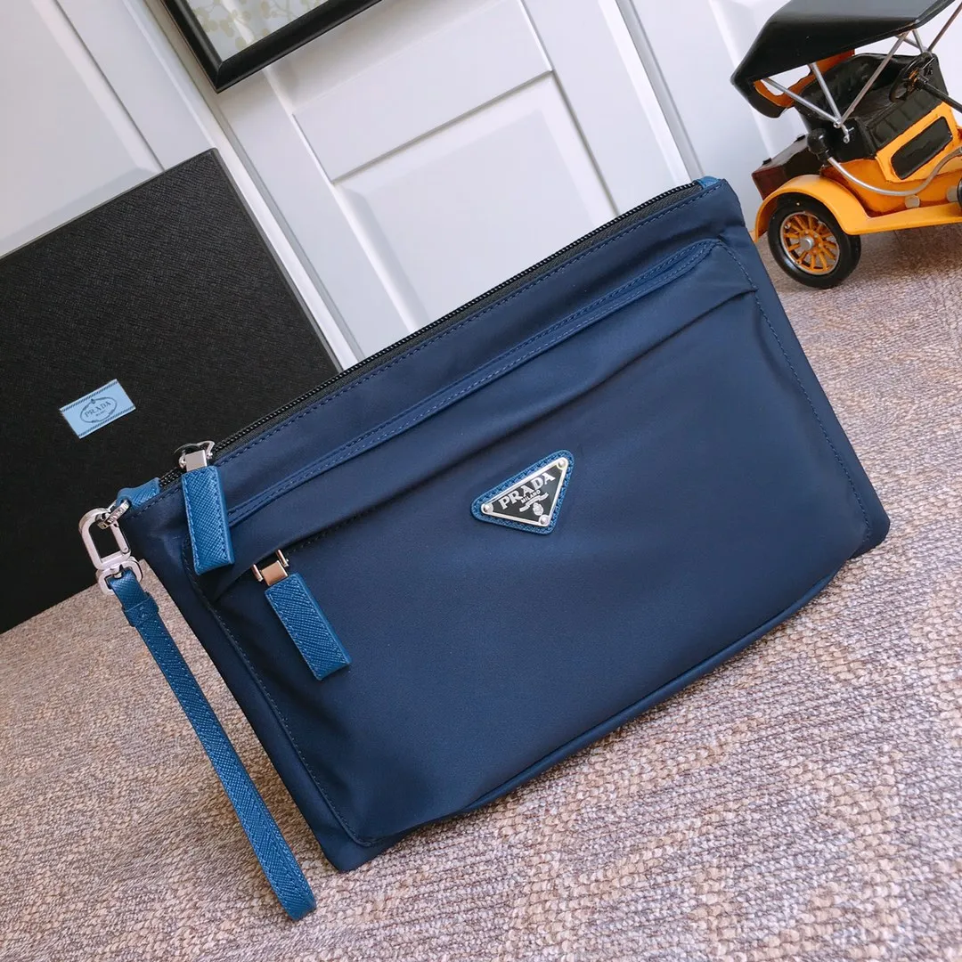 💰660🎉Exclusive debut🎉2NH007 new cloth handbag👏🏻👏🏻Made of imported nylon Saffiano leather material, detachable Saffiano leather wrist strap, zipper outer pocket Triangular enamel logo, top zipper closure, inside logo nameplate, two inner pockets, one of which is zippered, with many compartments, super practical😘😘Men’s favorite, and a popular handbag that will never go out of style🙊🙊Length 28xH 18cm👏🏻👏🏻👏🏻💰💰💰
