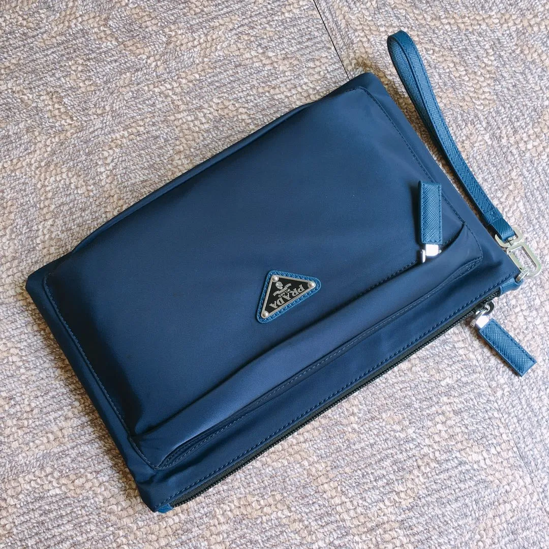 💰660🎉Exclusive debut🎉2NH007 new cloth handbag👏🏻👏🏻Made of imported nylon Saffiano leather material, detachable Saffiano leather wrist strap, zipper outer pocket Triangular enamel logo, top zipper closure, inside logo nameplate, two inner pockets, one of which is zippered, with many compartments, super practical😘😘Men’s favorite, and a popular handbag that will never go out of style🙊🙊Length 28xH 18cm👏🏻👏🏻👏🏻💰💰💰