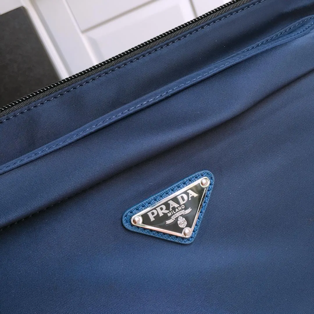 💰660🎉Exclusive debut🎉2NH007 new cloth handbag👏🏻👏🏻Made of imported nylon Saffiano leather material, detachable Saffiano leather wrist strap, zipper outer pocket Triangular enamel logo, top zipper closure, inside logo nameplate, two inner pockets, one of which is zippered, with many compartments, super practical😘😘Men’s favorite, and a popular handbag that will never go out of style🙊🙊Length 28xH 18cm👏🏻👏🏻👏🏻💰💰💰